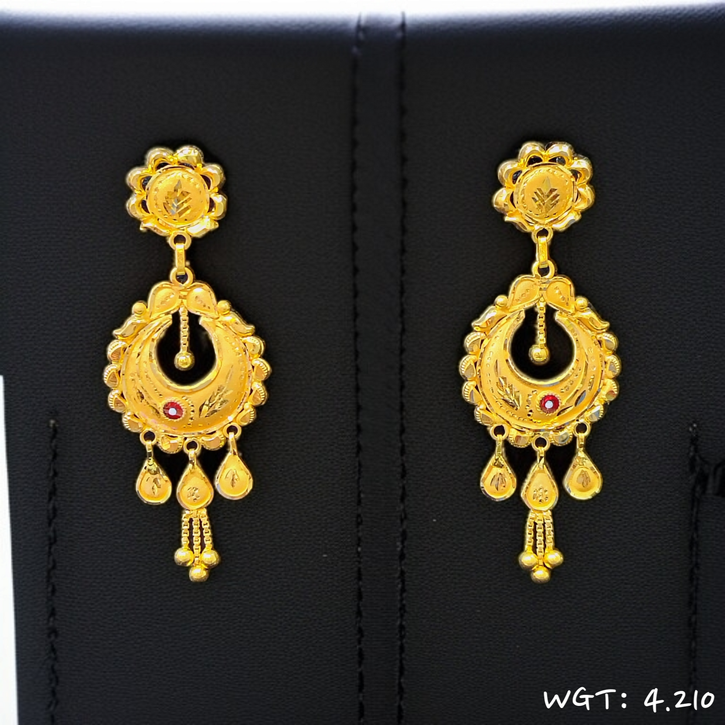 TRJ WGT: 4.210 GM APPROX HUID HALLMARK 22KT GOLD EARRINGS KANBALA 1 PAIR FOR WOMEN.