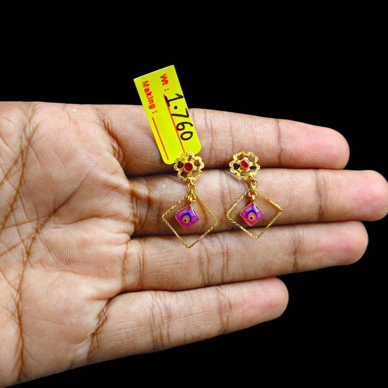 GOLD EARRINGS- BIS CERTIFIED WGT: 1.760 GM APPROX HUID HALLMARK 916 22KT GOLD EARRINGS 1 PAIR FOR WOMEN.