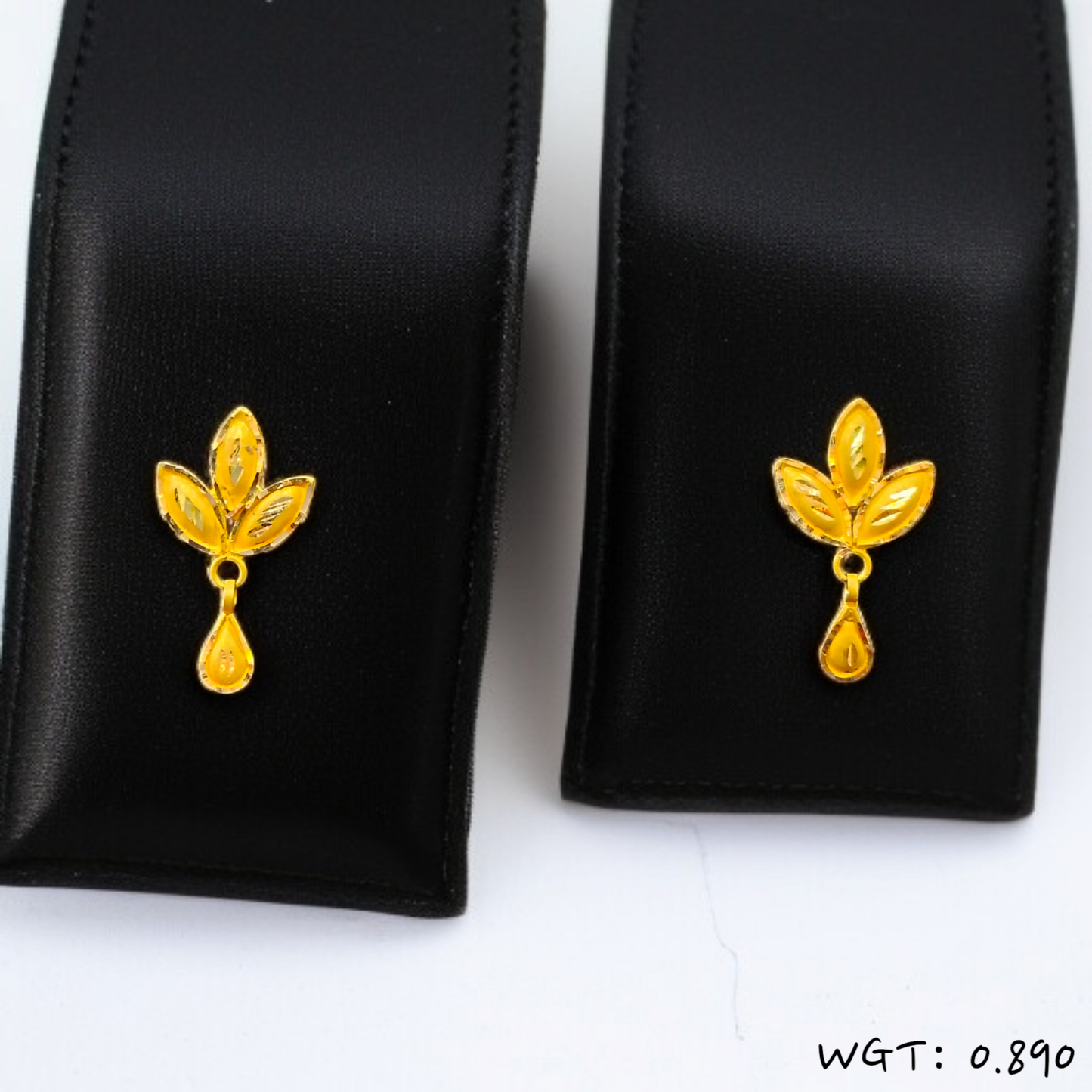RAJLAXMI WGT: 0.890 GM APPROX HUID HALLMARK 916 22KT GOLD EAR TOPS STUD 1 PAIR FOR REGULAR USE.