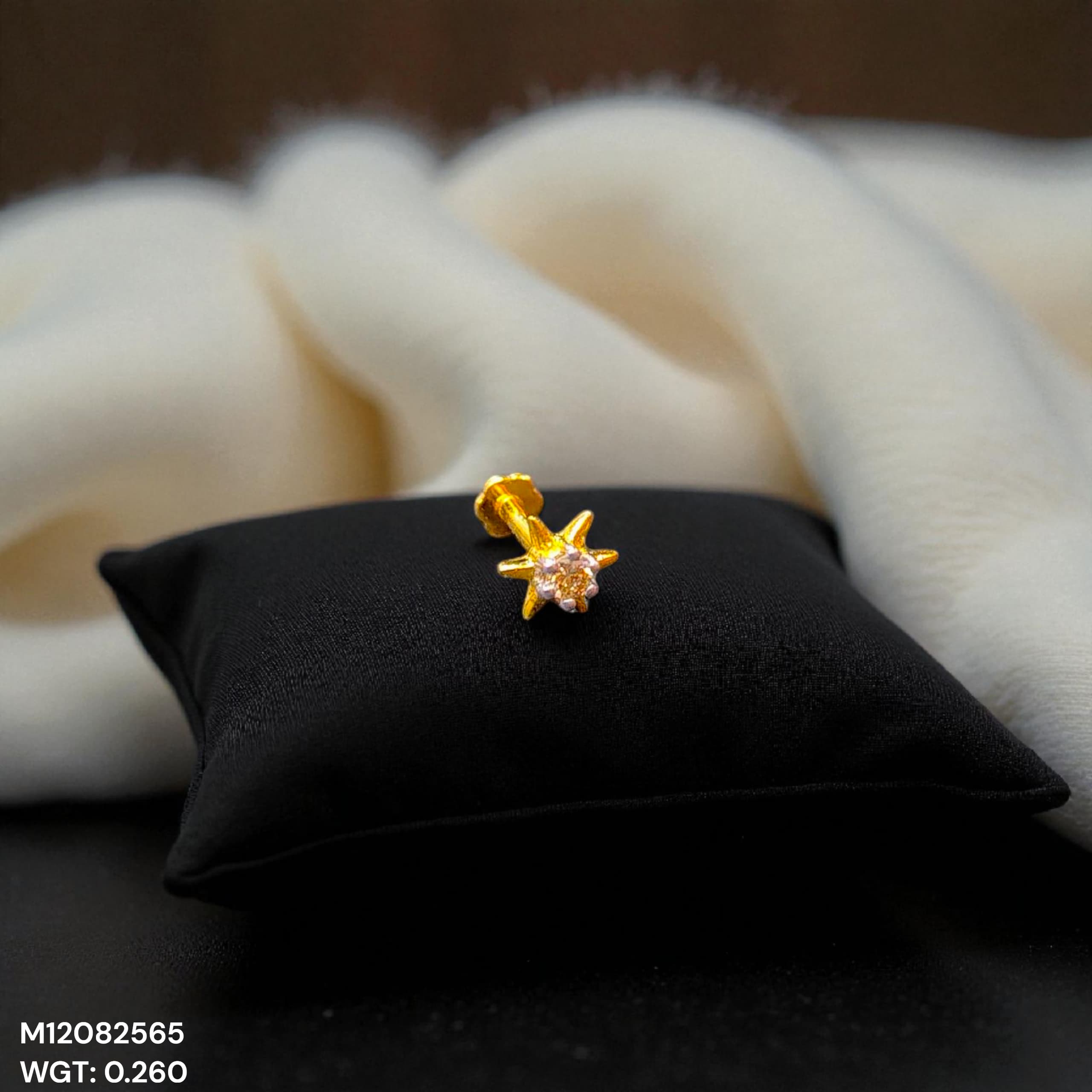 (GNP) RAJLAXMI DIAMOND JEWELLERY - WGT: 0.260 GM - NATURAL DIAMOND (0.05 CENT) HUID HALLMARK 18KT DIAMOND NOSEPIN FOR WOMEN WITH CERTIFICATE OF AUTHENTICITY BY IGJI (DESIGN NO: M12082565).