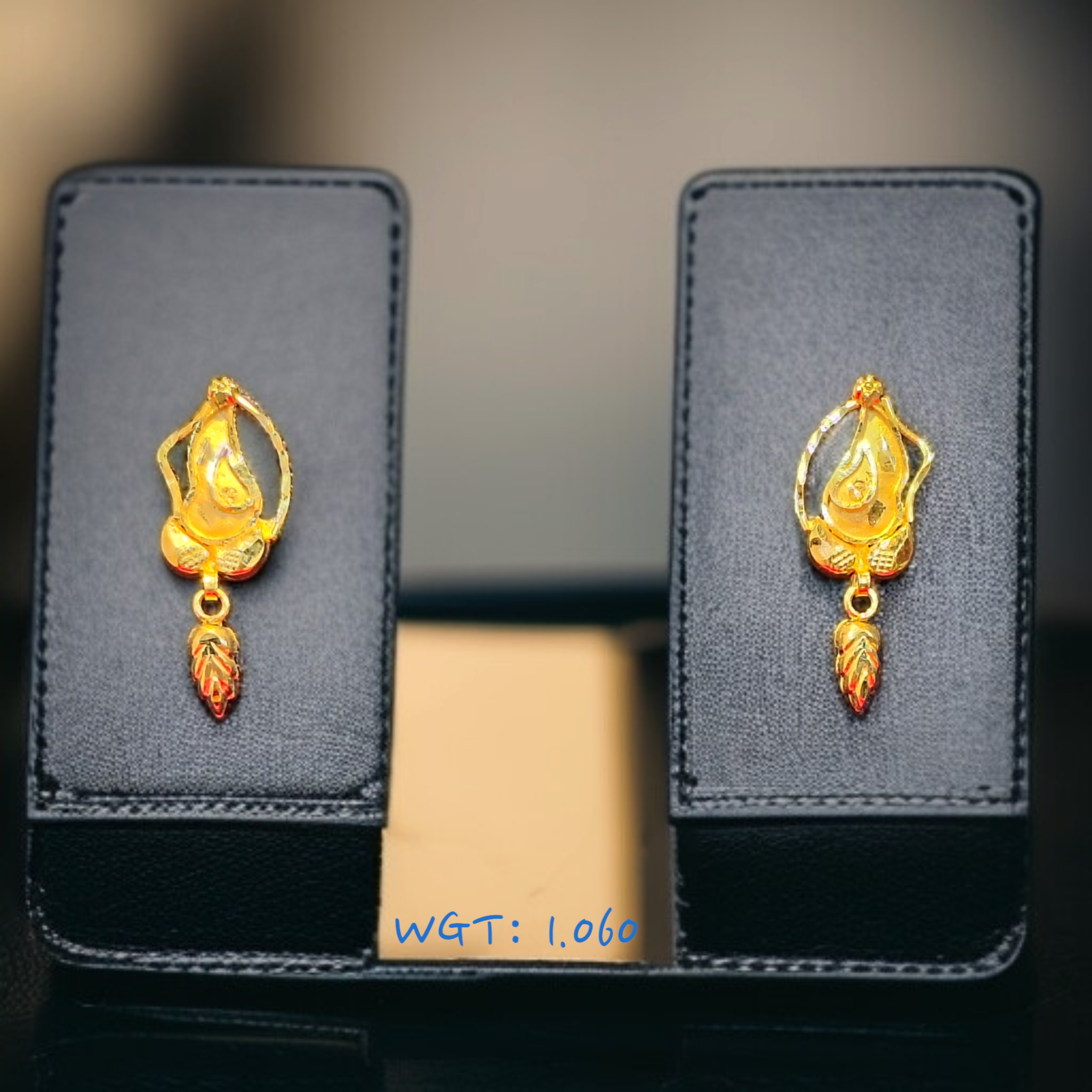 (GPT) RAJLAXMI WGT: 1.060 GM APPROX HUID HALLMARK 916 22KT GOLD EAR TOPS STUD 1 PAIR FOR REGULAR USE.