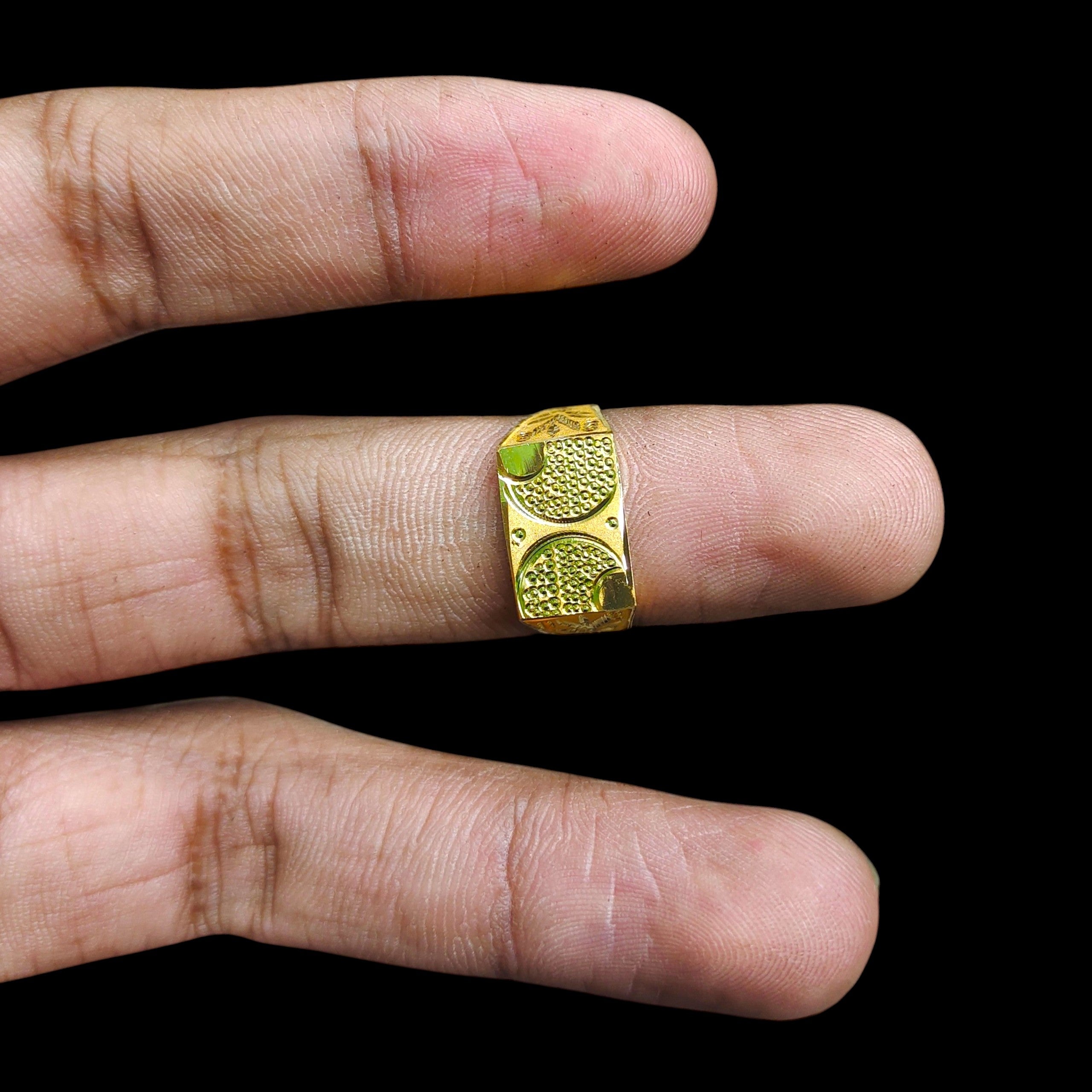 GENTS RING- SIZE:16 (WGT: 1.530 GM APPROX) BIS CERTIFIED HUID HALLMARK 916 22KT GOLD GENTS FINGER RING FOR MEN 1 PIECE.