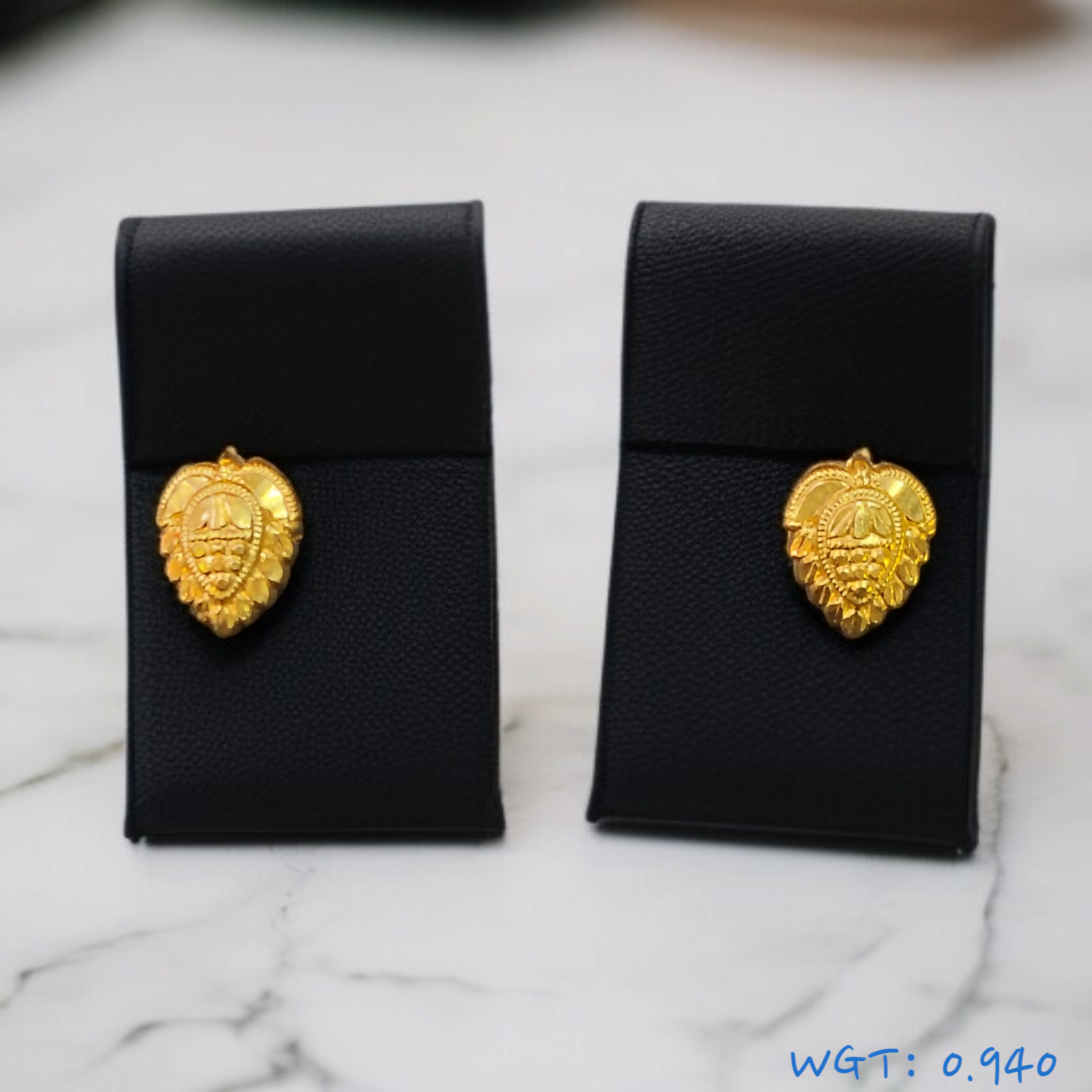 (GPT) RAJLAXMI WGT: 0.940 GM APPROX HUID HALLMARK 916 22KT GOLD EAR TOPS STUD 1 PAIR FOR REGULAR USE.