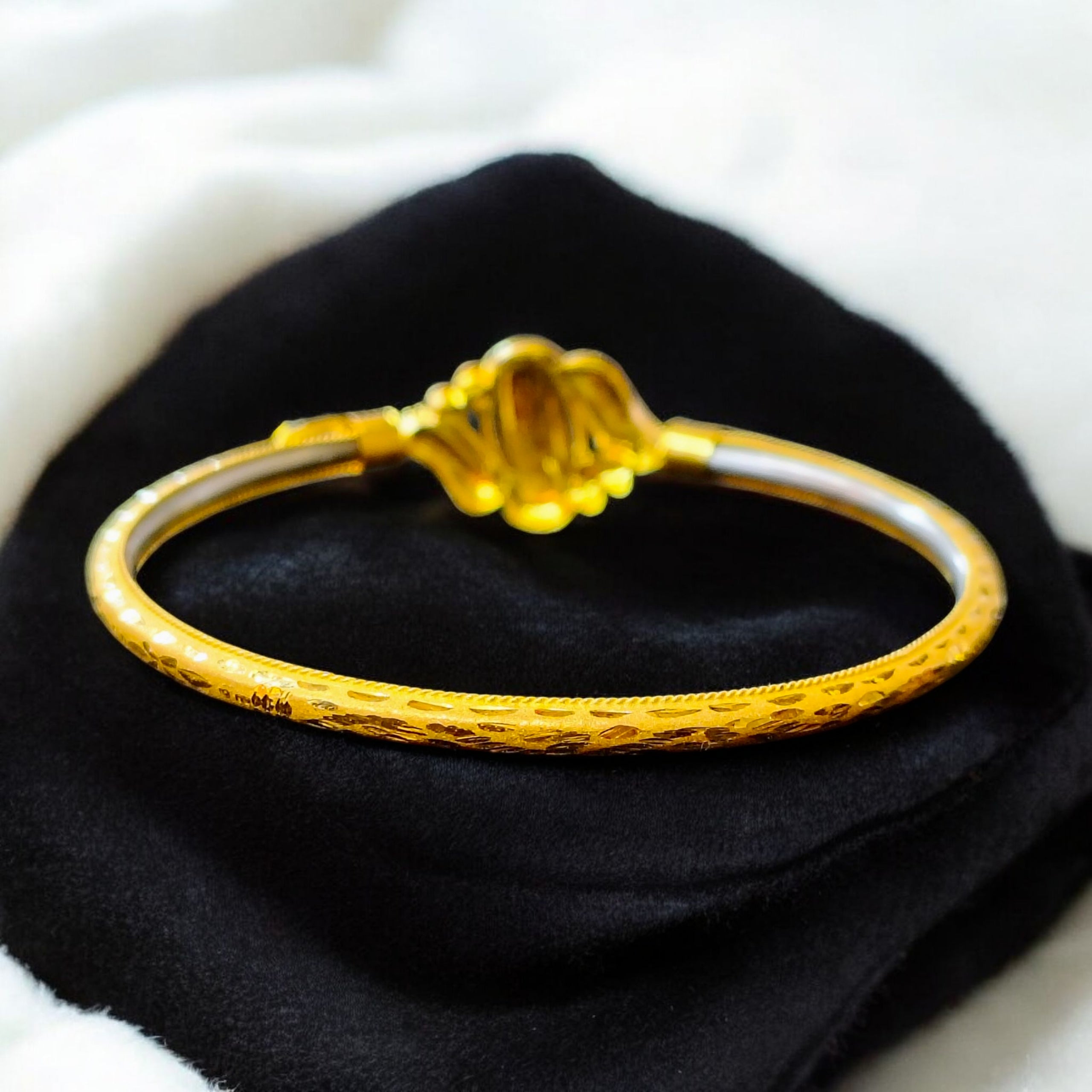 (GSN22) TRJ (SIZE: 25) WGT: 4.920 GM APPROX 22KT HUID HALLMARK GOLD NOA BADHANO BANGLES 1 PIECE.