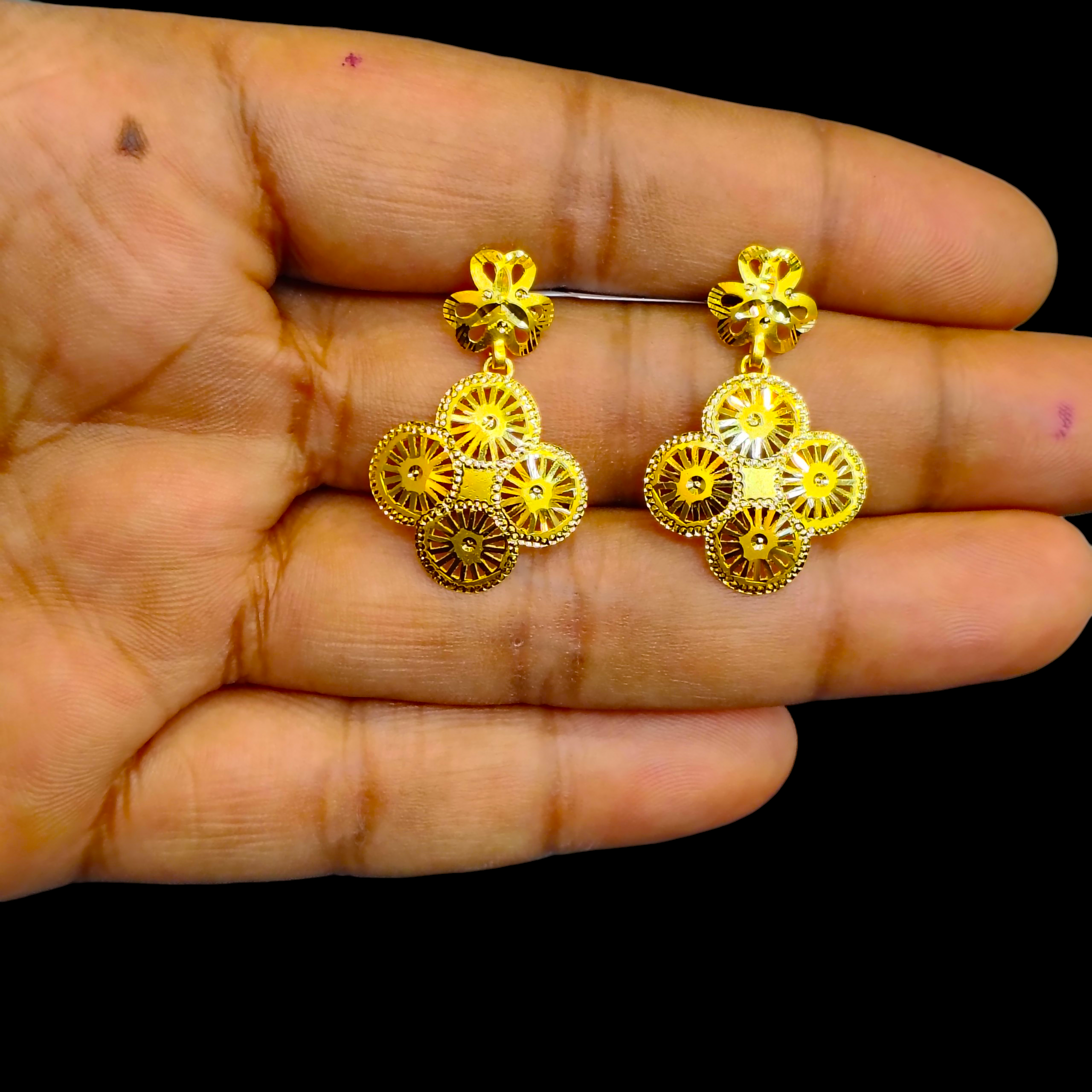 GOLD EARRINGS- WGT: 1.520 GM APPROX BIS CERTIFIED HUID HALLMARK 9KT GOLD EARRINGS 1 PAIR FOR WOMEN.