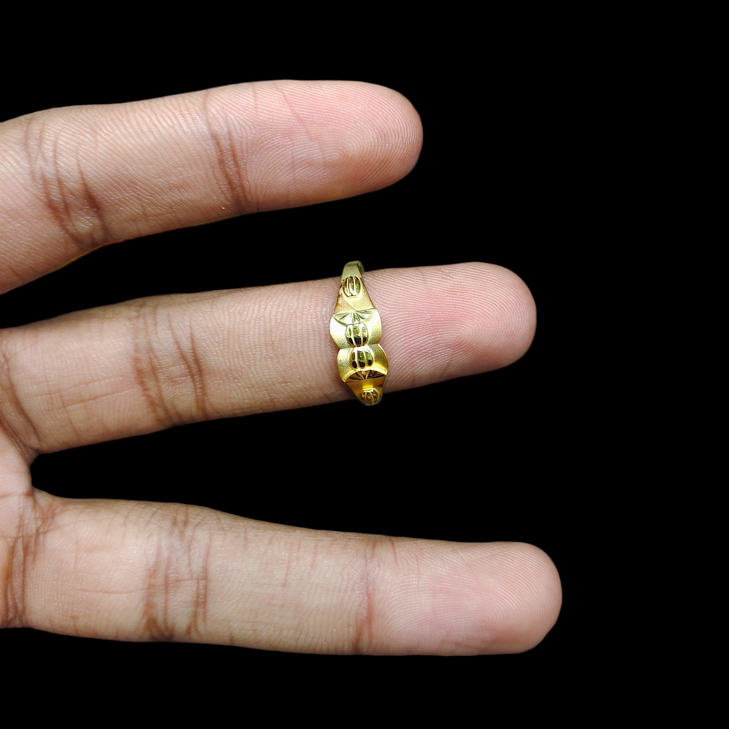 GENTS RING- TRJ (SIZE:21) WGT: 0.900 GM APPROX BIS CERTIFIED HUID HALLMARK 375 9KT GOLD FINGER RING FOR MEN 1 PIECE.