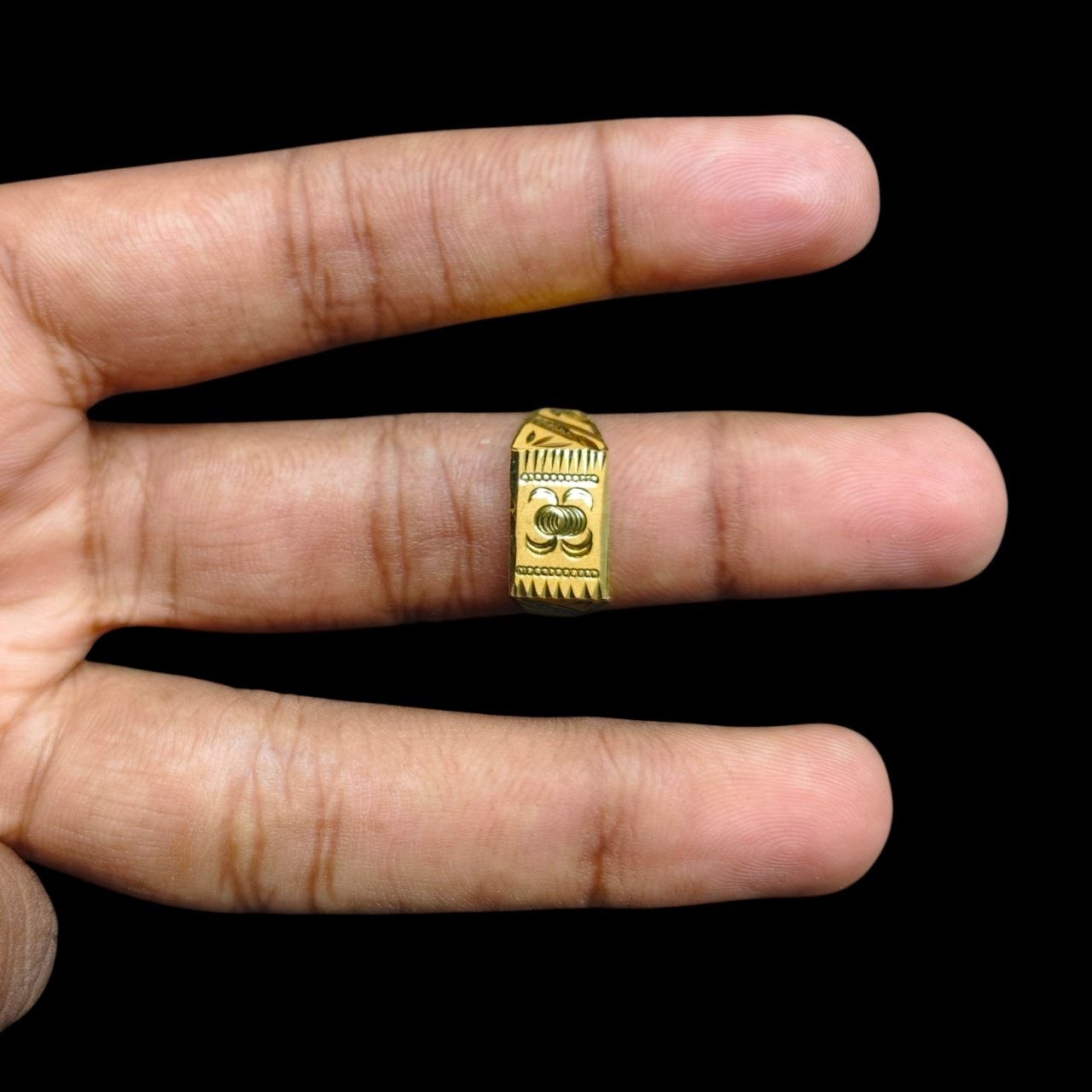 GENTS RING- SIZE:18 (WGT: 1.510 GM APPROX) BIS CERTIFIED HUID HALLMARK 916 22KT GOLD GENTS FINGER RING FOR MEN 1 PIECE.