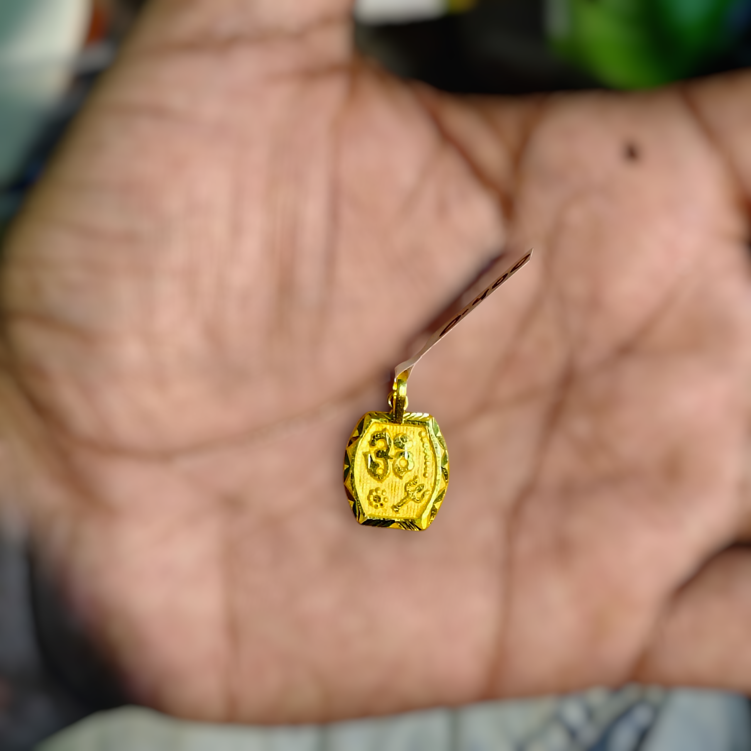 (GLKD) LOCKET WGT: 0.400 GM APPROX KDM GOLD LOCKET 1 PIECE (50 TONCH) WITH ADJUSTABLE TASSEL FOR GIFTING PURPOSE (CHAIN NOT INCLUDED).