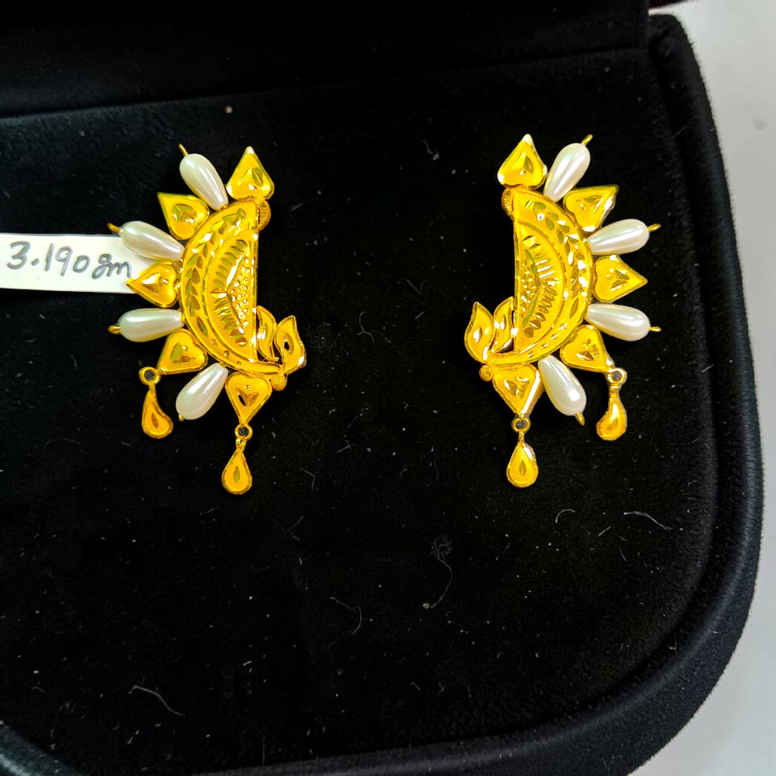 GOLD EARRINGS- BIS CERTIFIED WGT: 3.190 GM APPROX HUID HALLMARK 916 22KT GOLD EARRINGS 1 PAIR FOR WOMEN.