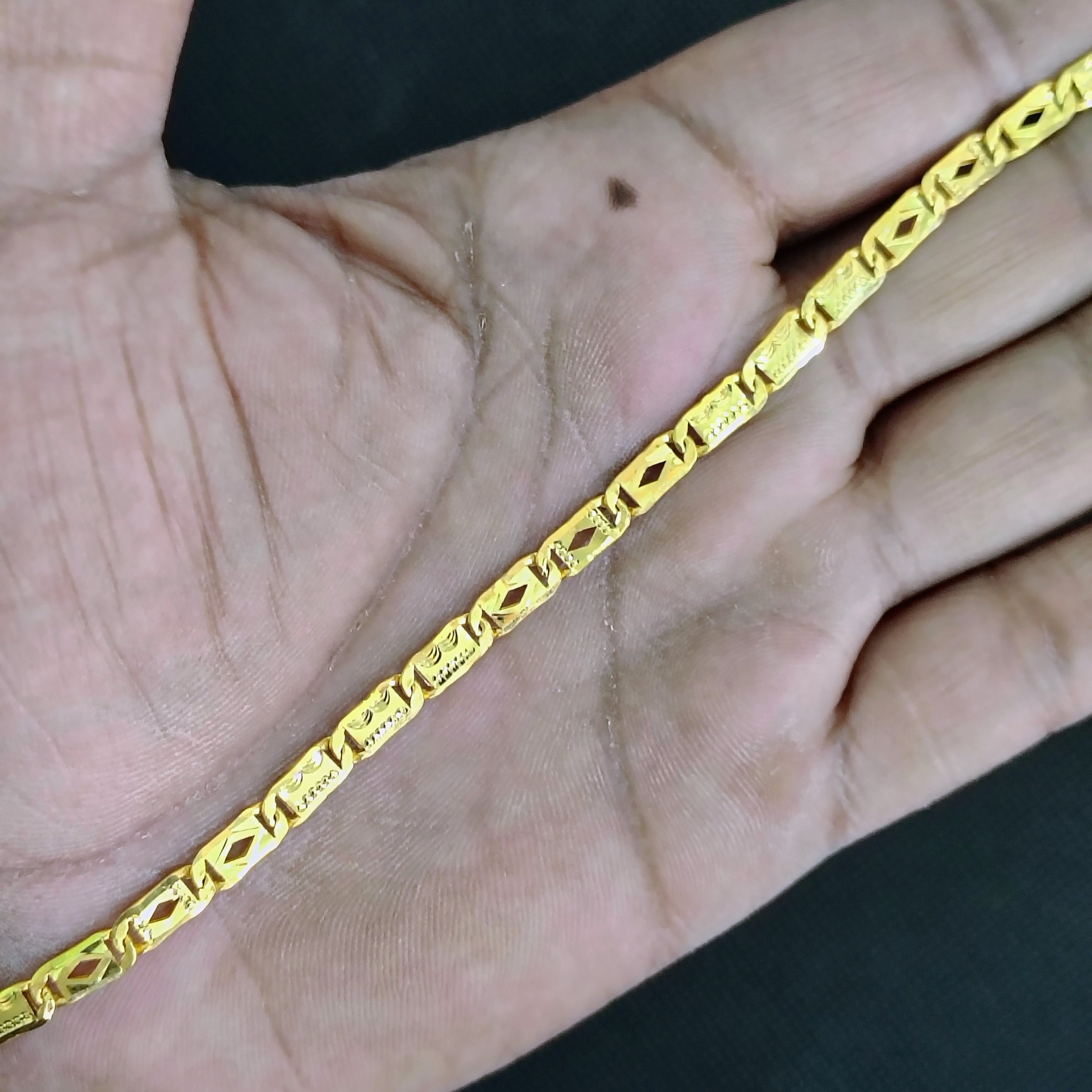 GOLD WRISTLET- 8" INCH WGT: 3.800 GM APPROX HUID HALLMARK 22KT GOLD WRISTLET 1 PIECE FOR MEN.