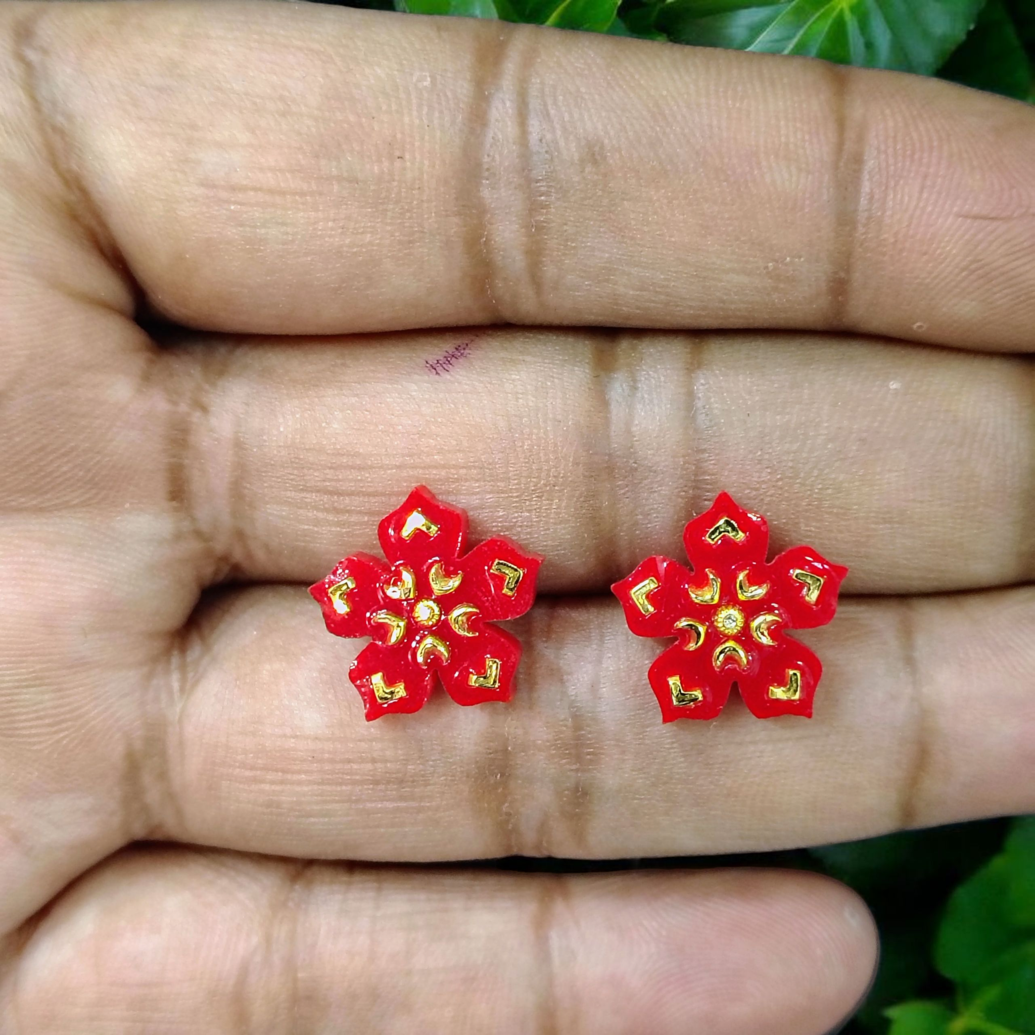 (GPER) TRJ WGT: 0.350 GM APPROX HUID HALLMARK 22KT GOLD POLA TOPS 1 PAIR FOR WOMEN.
