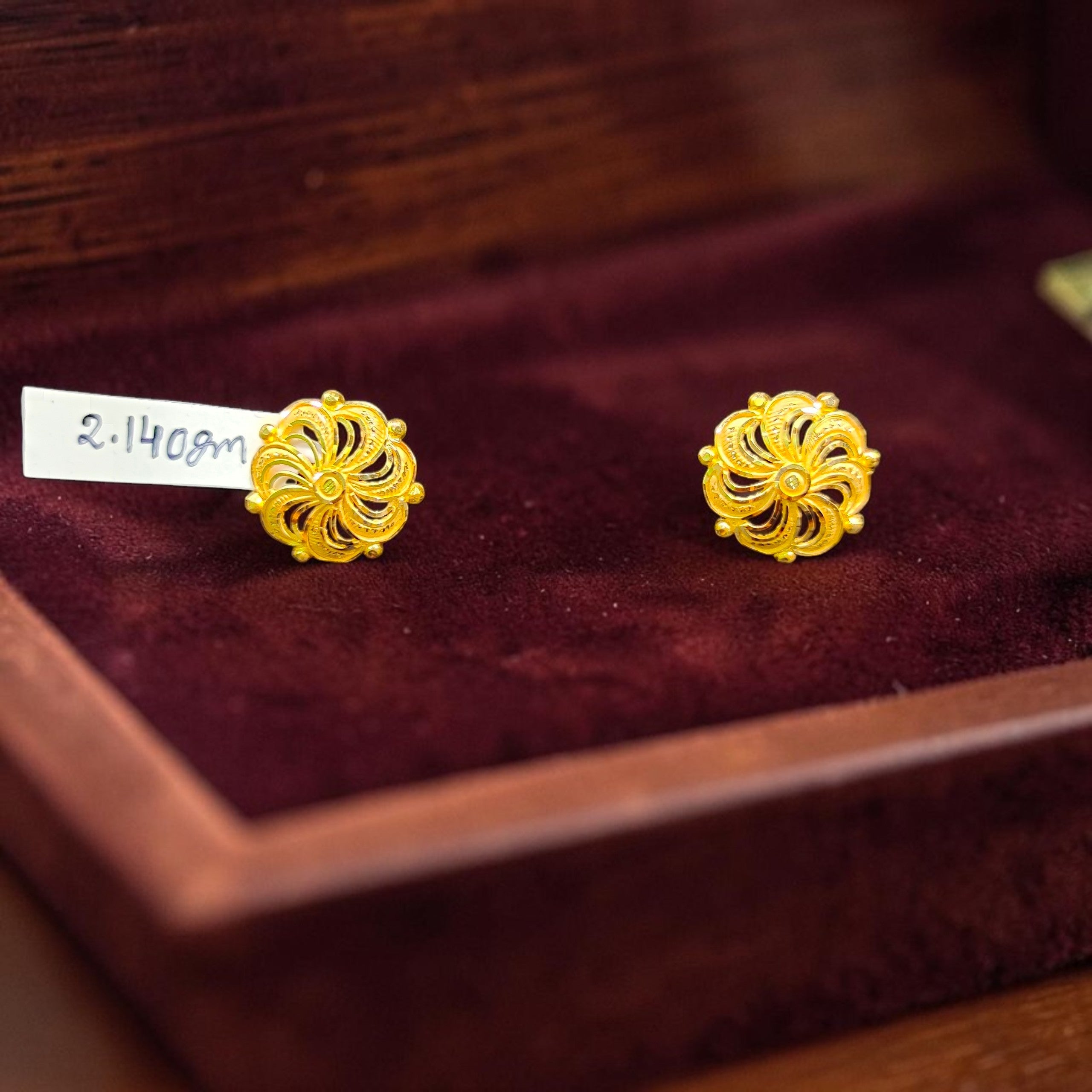 GOLD TOPS- BIS CERTIFIED WGT: 2.140 GM APPROX HUID HALLMARK 916 22KT GOLD TOPS 1 PAIR FOR WOMEN.