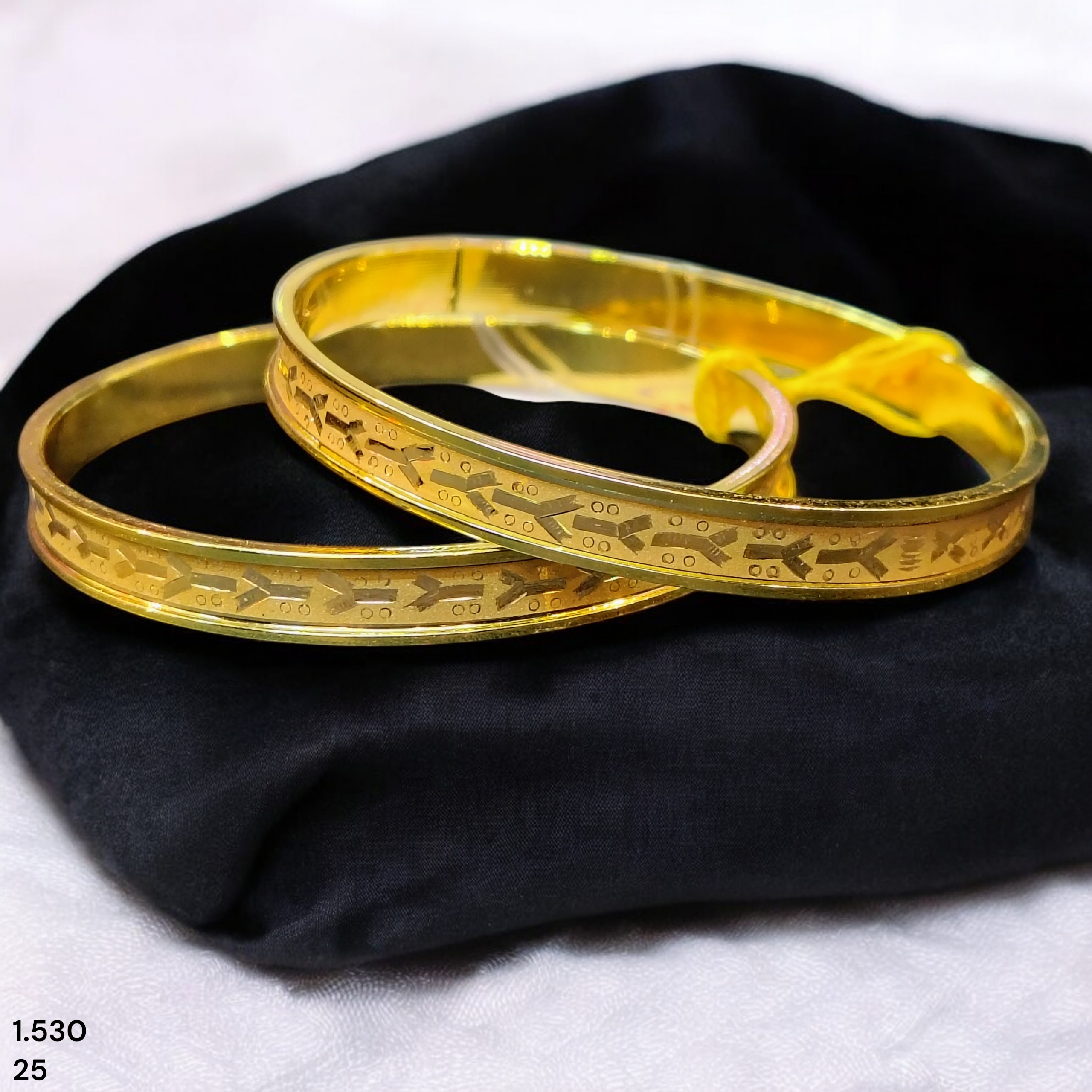 (GSN22) TRJ WGT: 1.530 GM APPROX (SIZE-25) 22KT HUID HALLMARK GOLD CHILA SOCKET CHURI 1 PAIR.