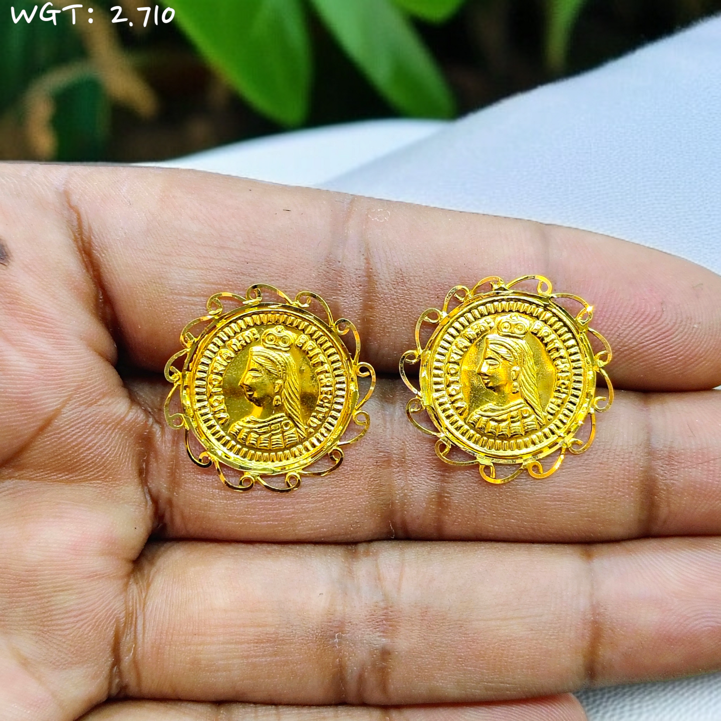 RAJLAXMI WGT: 2.710 GM APPROX HUID HALLMARK 916 22KT GOLD EAR TOPS STUD 1 PAIR FOR REGULAR USE.