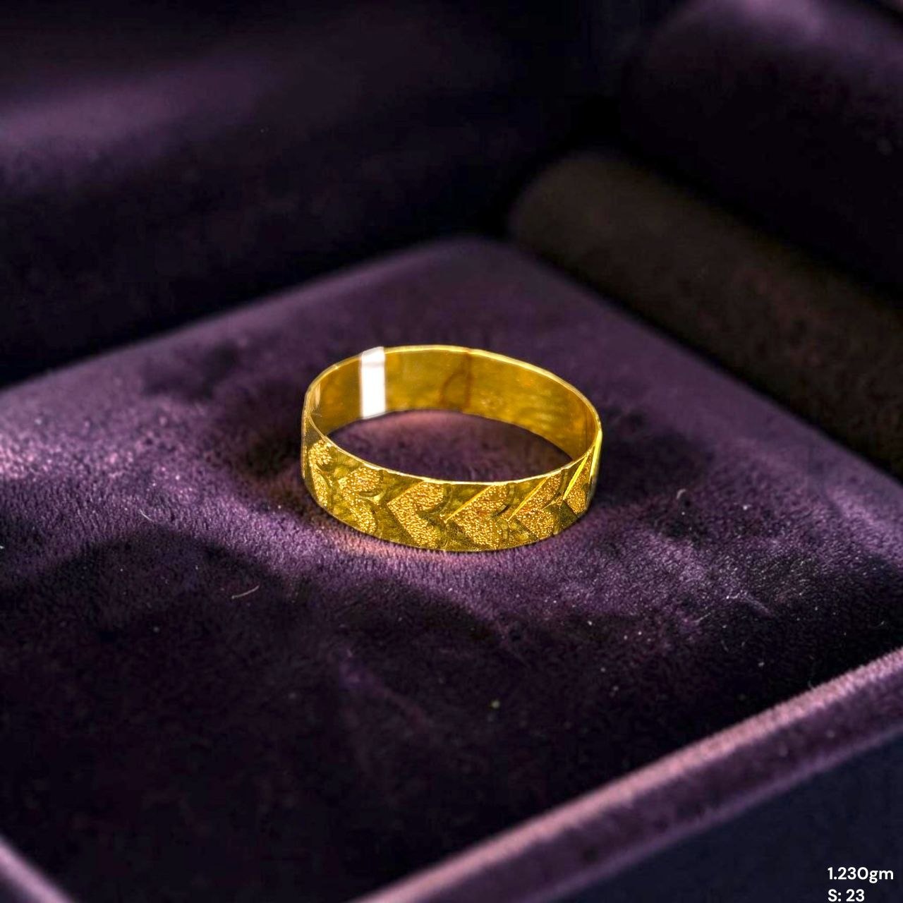 LADIES RING- (SIZE: 23) WGT: 1.230 GM APPROX BIS CERTIFIED HUID HALLMARK 9KT GOLD THUMB RING FOR UNISEX 1 PIECE.(NRAQ8D)