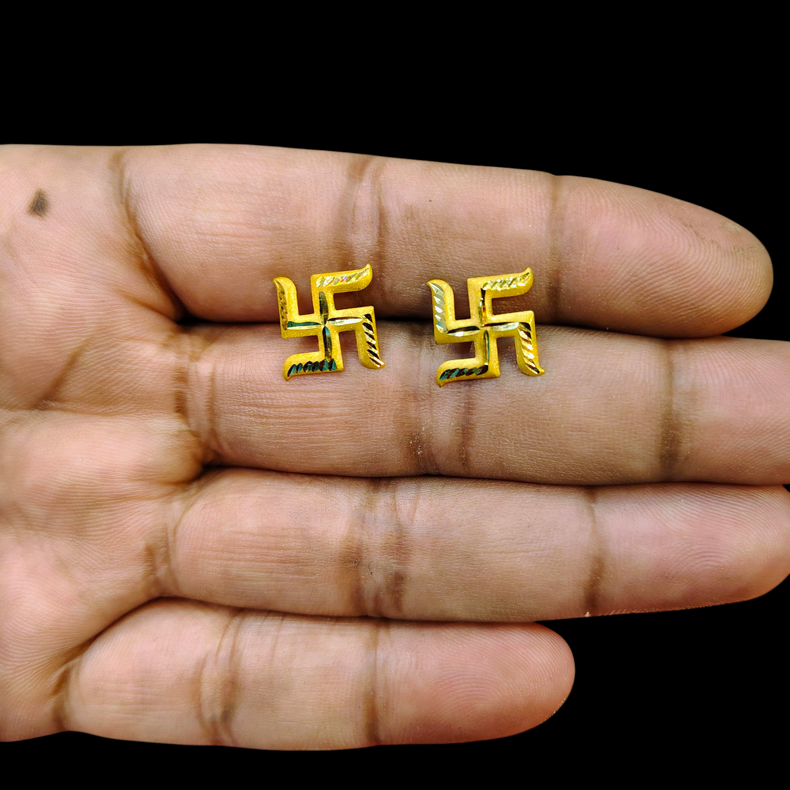 (GSE22) BIS CERTIFIED WGT: 0.600 GM APPROX HUID HALLMARK 916 22KT GOLD TOPS 1 PAIR FOR WOMEN.