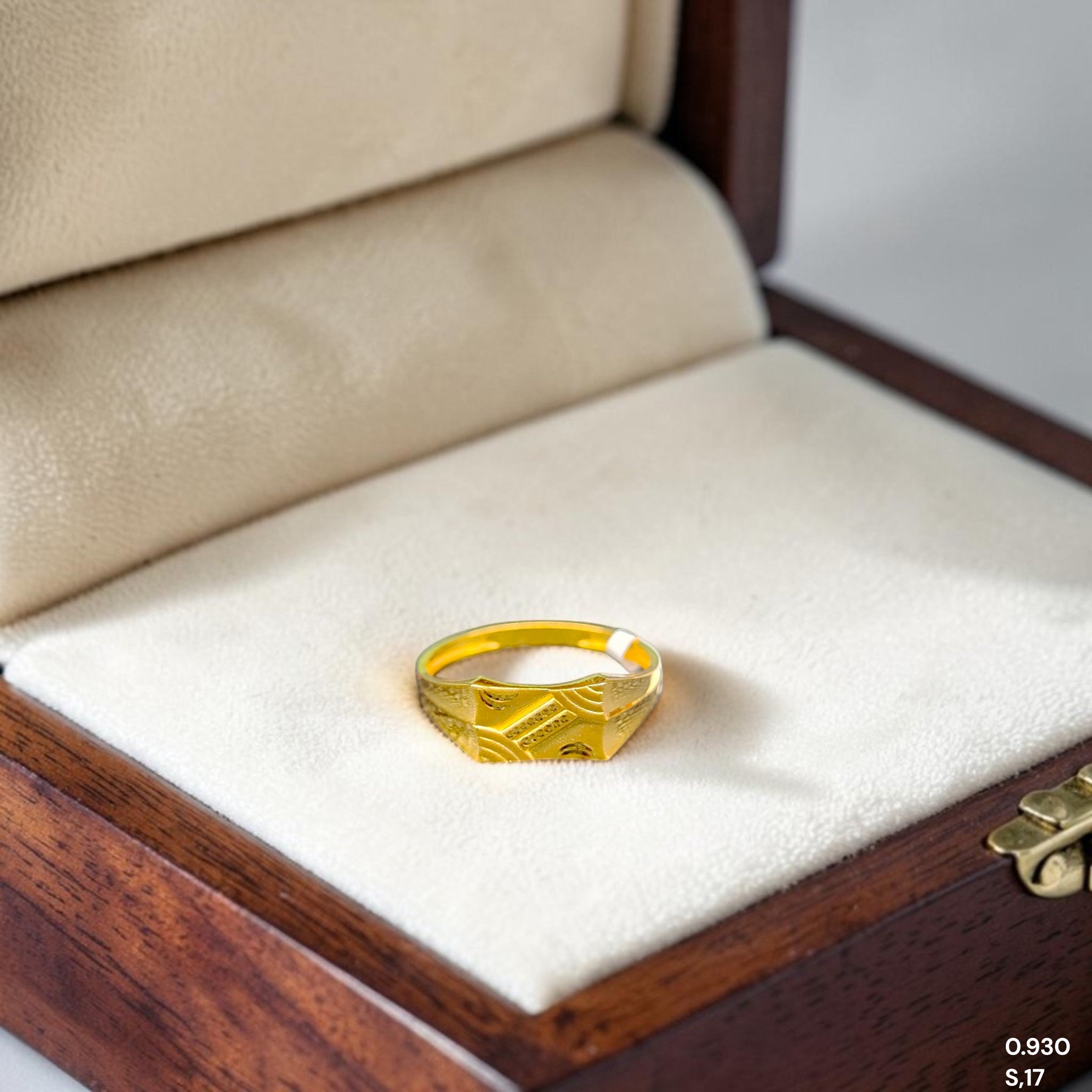 GENTS RING- TRJ (SIZE:17) WGT: 0.930 GM APPROX BIS CERTIFIED HUID HALLMARK 375 9KT GOLD FINGER RING FOR MEN 1 PIECE.