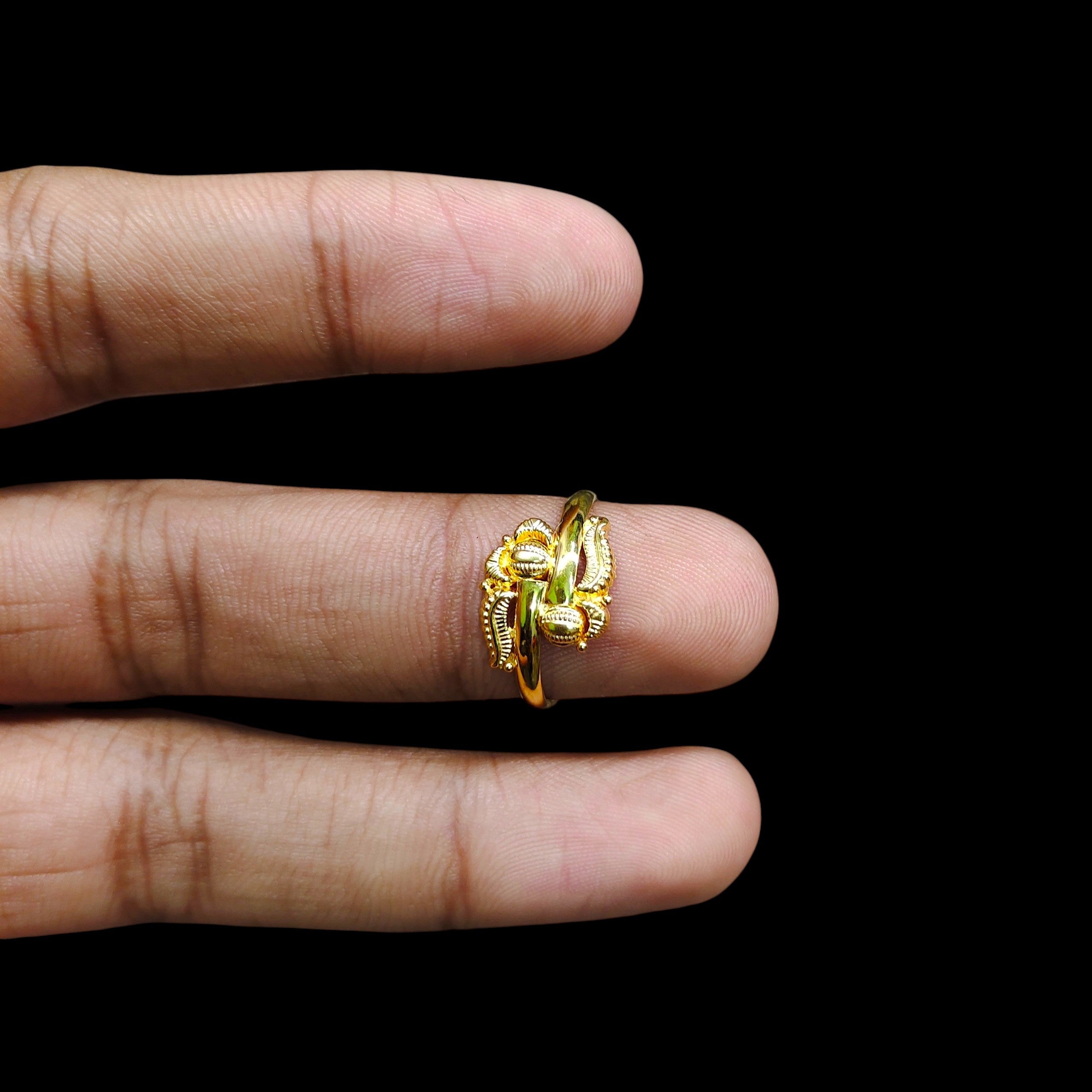 LADIES RING- (SIZE: 13) WGT: 0.460 GM APPROX BIS CERTIFIED HUID HALLMARK 9KT GOLD THUMB RING FOR UNISEX 1 PIECE.