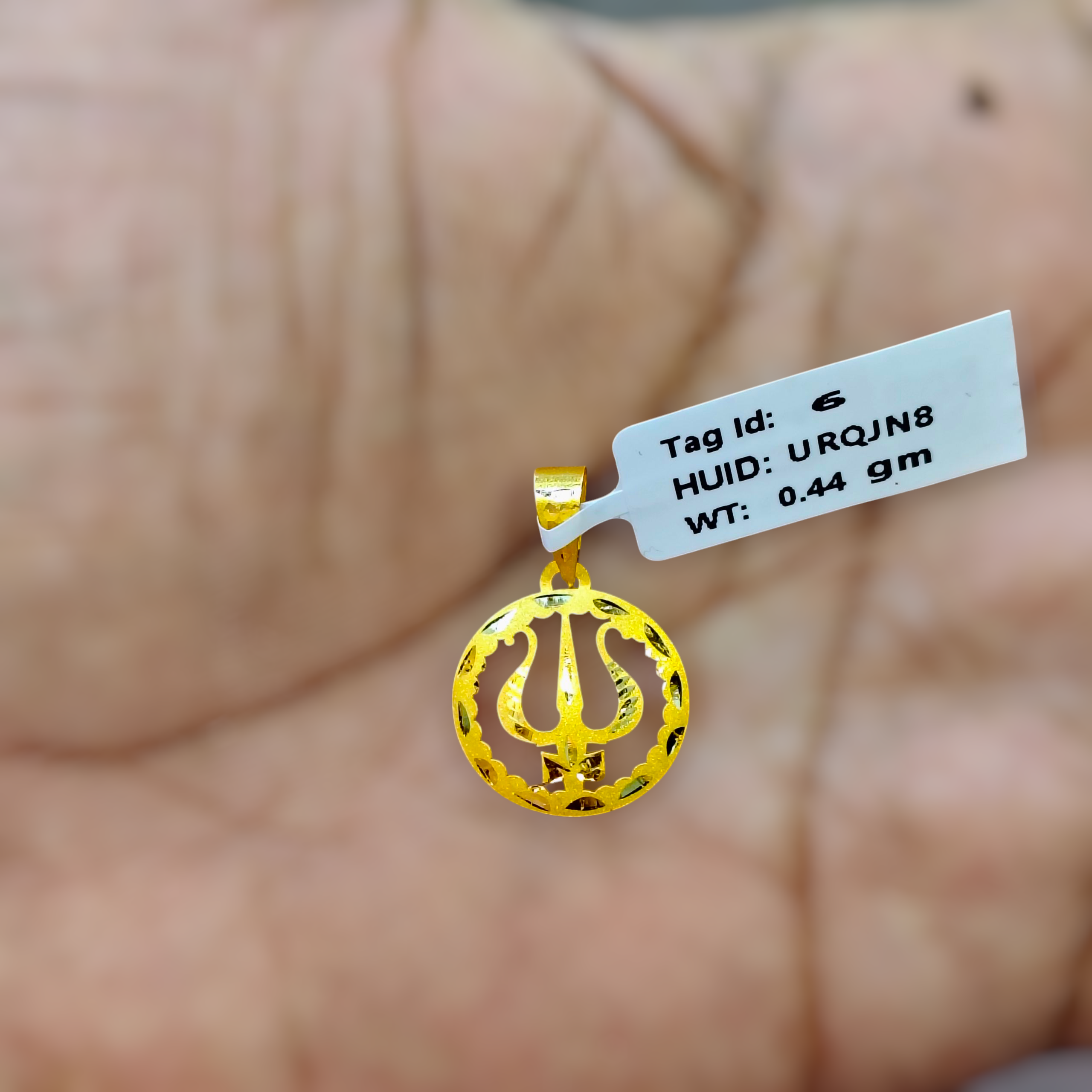 (GLC22) LOCKET WGT: 0.440 GM APPROX BIS CERTIFIED HUID HALLMARK 916 22KT GOLD LOCKET 1 PIECE FOR UNISEX. (CHAIN NOT INCLUDED).