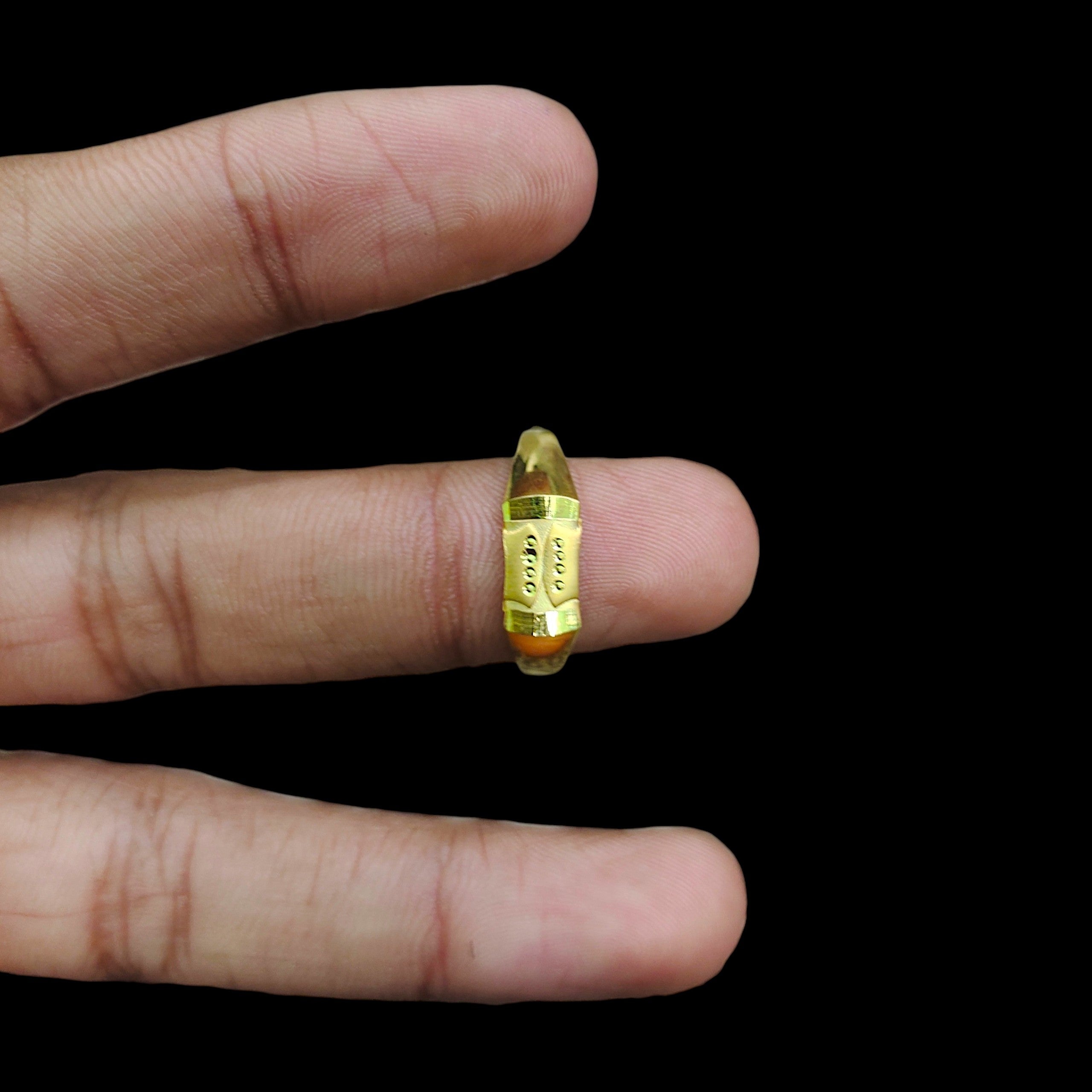 GENTS RING- TRJ (SIZE:22) WGT: 0.980 GM APPROX BIS CERTIFIED HUID HALLMARK 375 9KT GOLD FINGER RING FOR MEN 1 PIECE.