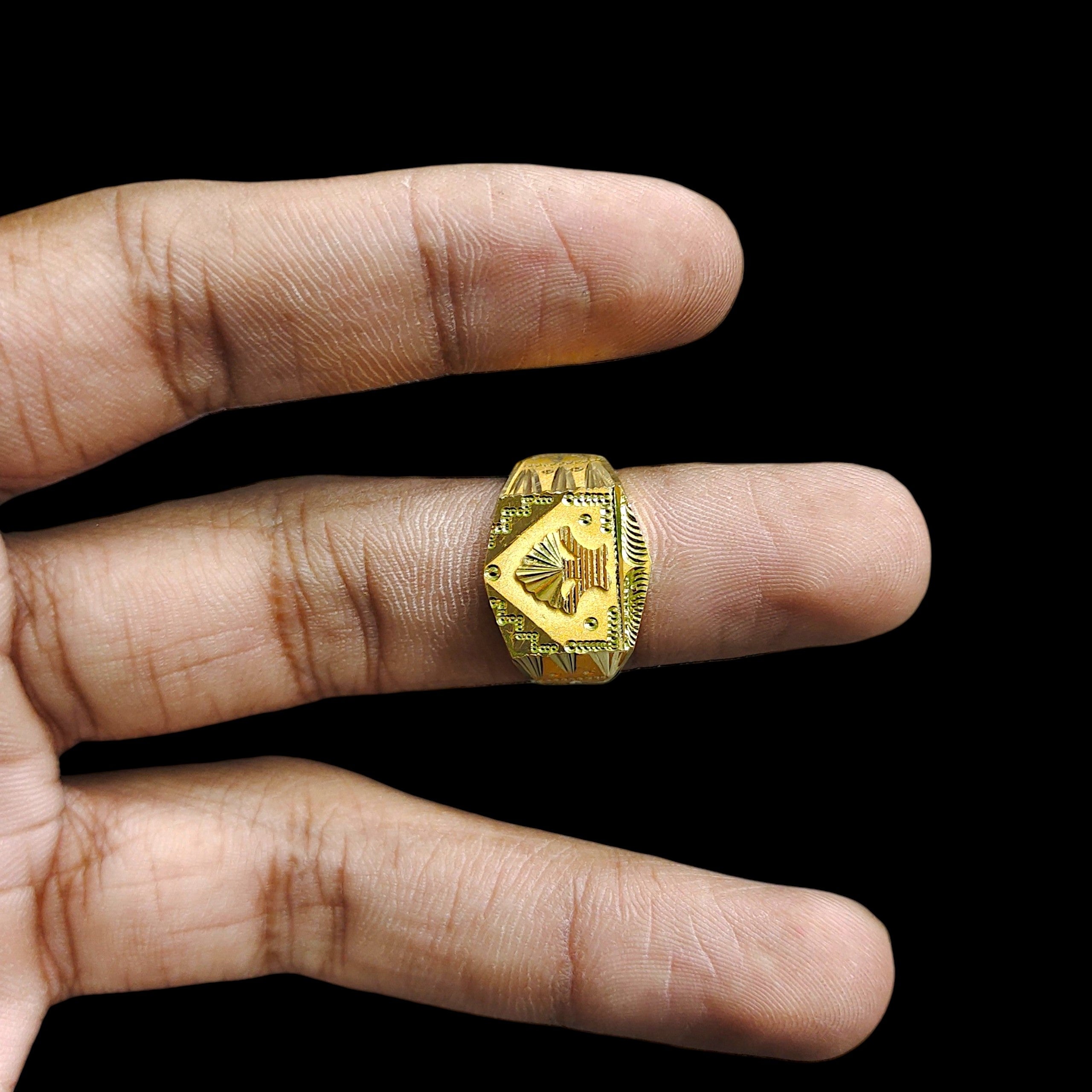GENTS RING- SIZE:22 (WGT: 2.580 GM APPROX) BIS CERTIFIED HUID HALLMARK 916 22KT GOLD GENTS FINGER RING FOR MEN 1 PIECE.