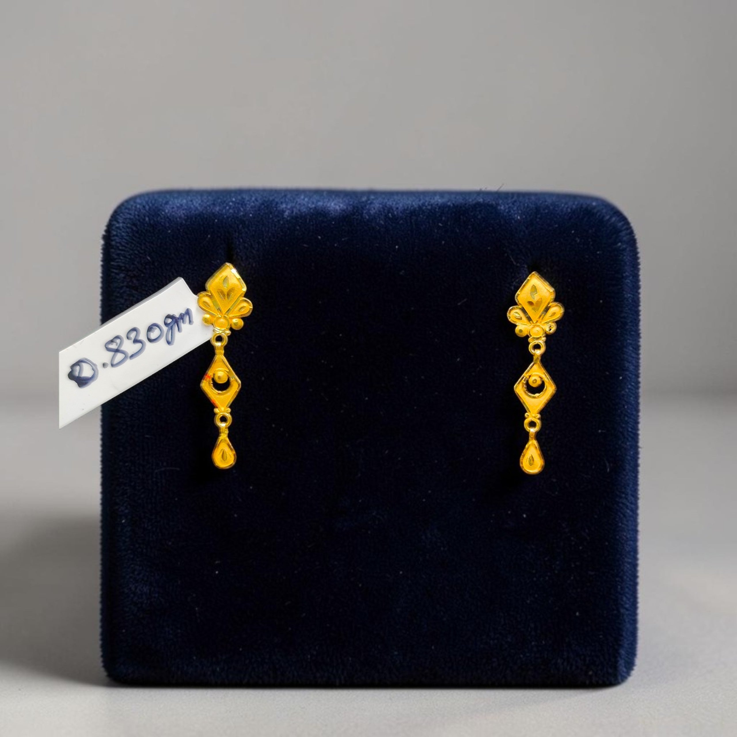 GOLD EARRINGS- BIS CERTIFIED WGT: 0.830 GM APPROX HUID HALLMARK 916 22KT GOLD EARRINGS 1 PAIR FOR WOMEN.