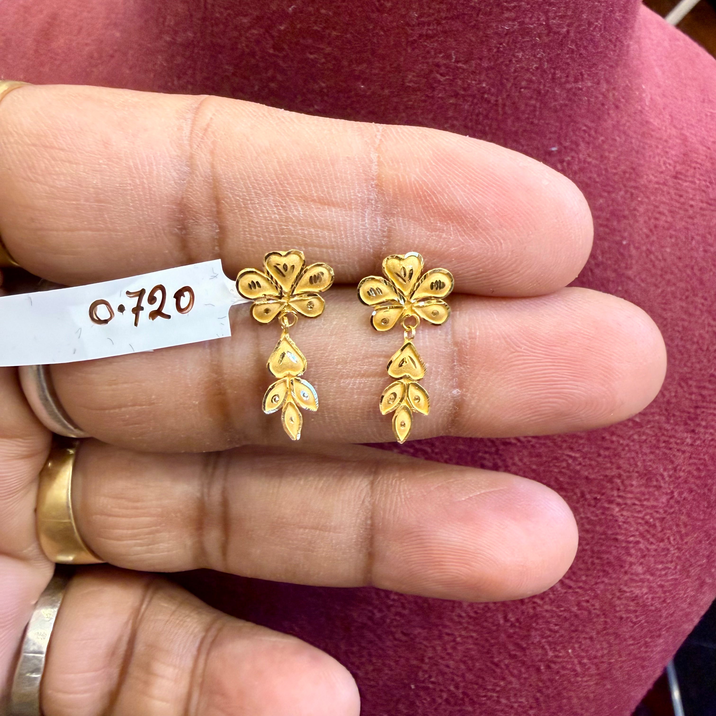 STUD EARRING- BIS CERTIFIED WGT: 0.720 GM APPROX HUID HALLMARK 916 22KT GOLD STUD EARRINGS 1 PAIR FOR WOMEN.