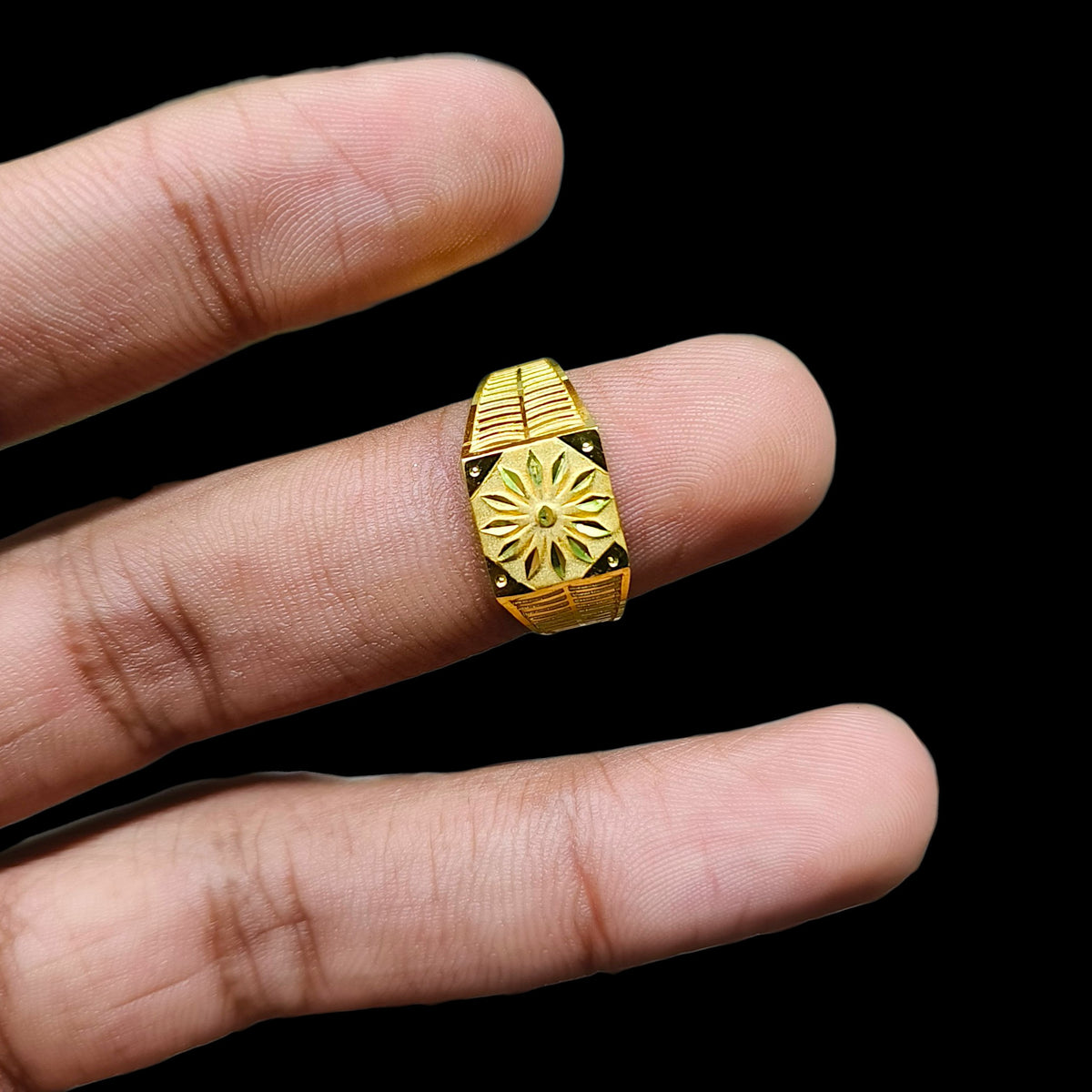 GENTS RING- (W4QAAW) TRJ (SIZE:17) (WGT: 1.370 GM APPROX) BIS CERTIFIED HUID HALLMARK 375 9KT GOLD FINGER RING FOR MEN 1 PIECE.