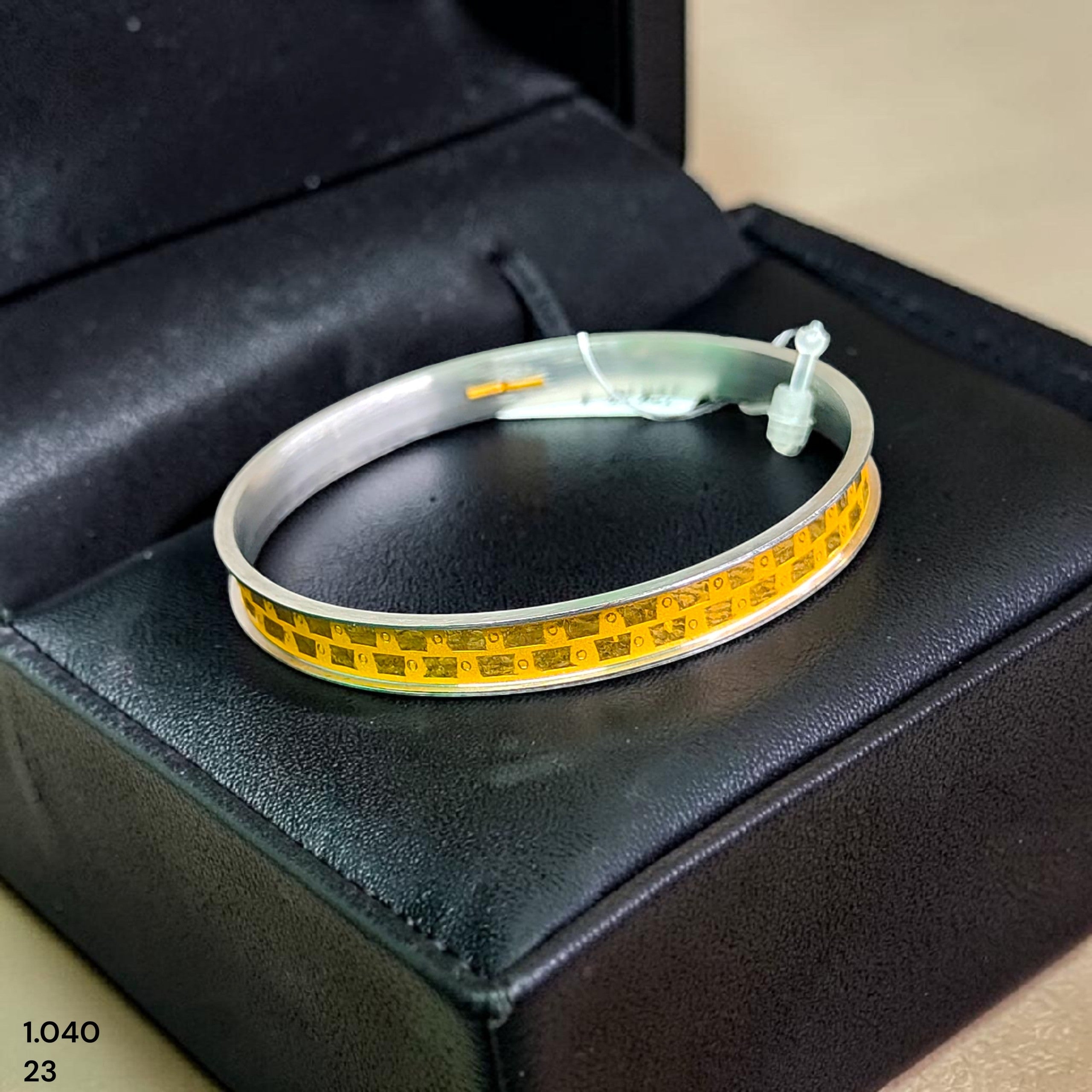GOLD CHURI NOA- (SIZE: 23) WGT: 1.040 GM APPROX 22KT HUID HALLMARK GOLD NOA BANGLES 1 PIECE.