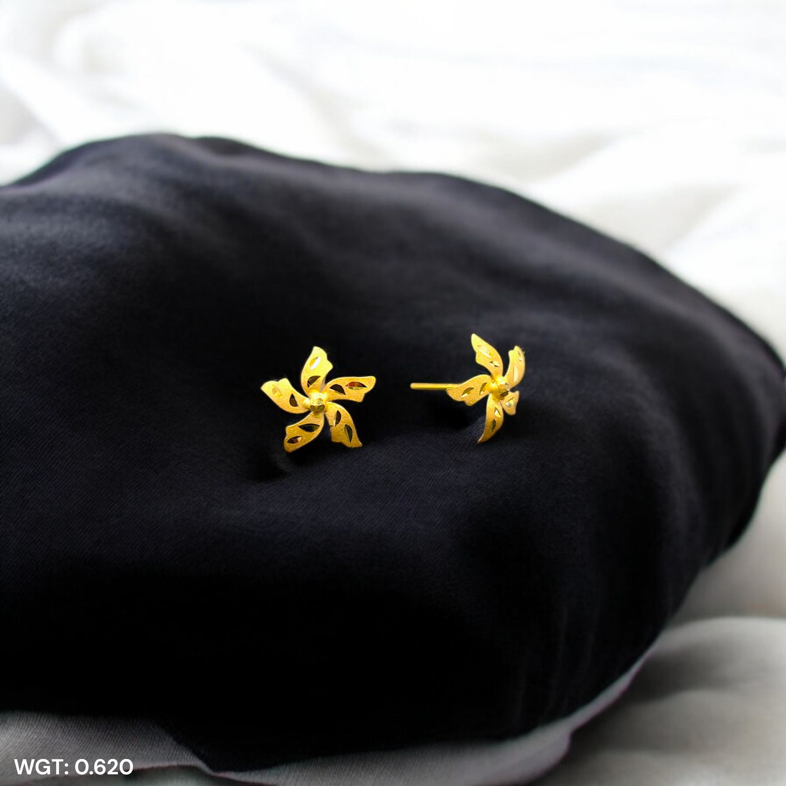 (GSE22) BIS CERTIFIED WGT: 0.620 GM APPROX HUID HALLMARK 916 22KT GOLD TOPS 1 PAIR FOR WOMEN.