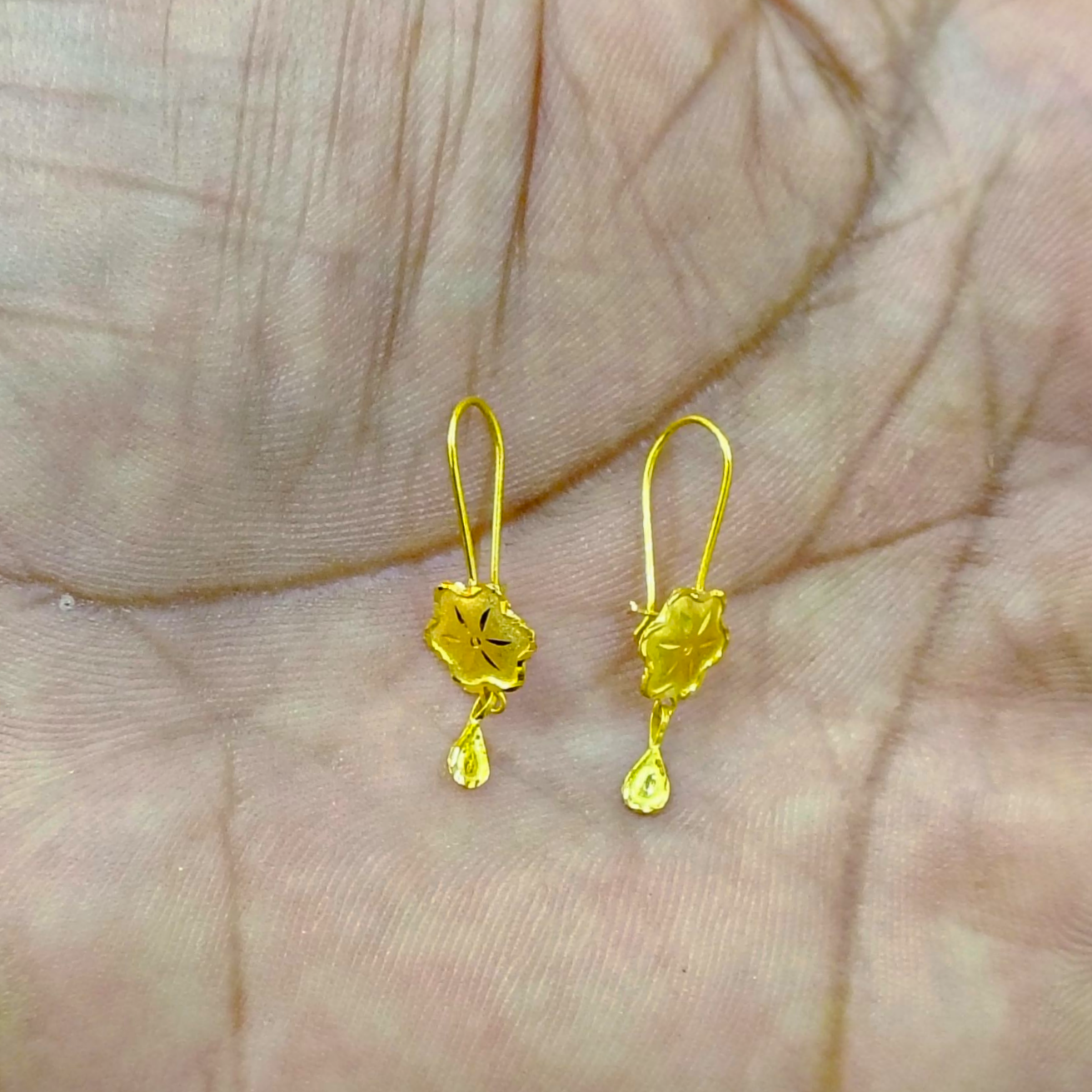 (GSE50) FLOWER DESIGN (50 TONCH) KDM GOLD EAR TOPS (CEPTIPIN HOOK) FOR TEENAGER 1 PAIR APPROX WGT: 0.380 GM.