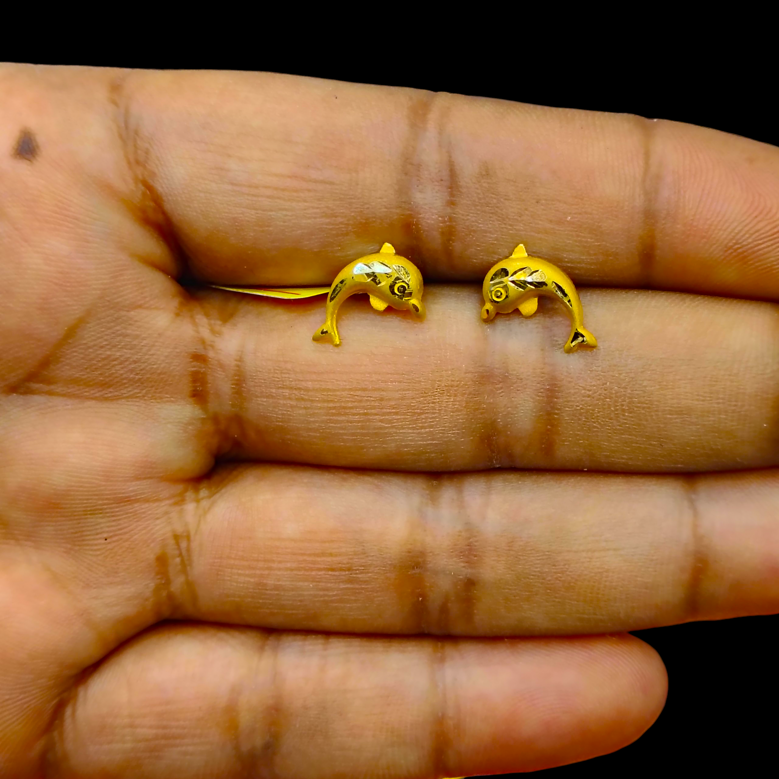 STUD EARRING- (WGT: 0.510 GM APPROX) HALLMARK 18KT GOLD EAR TOPS STUD 1 PAIR FOR REGULAR USE.