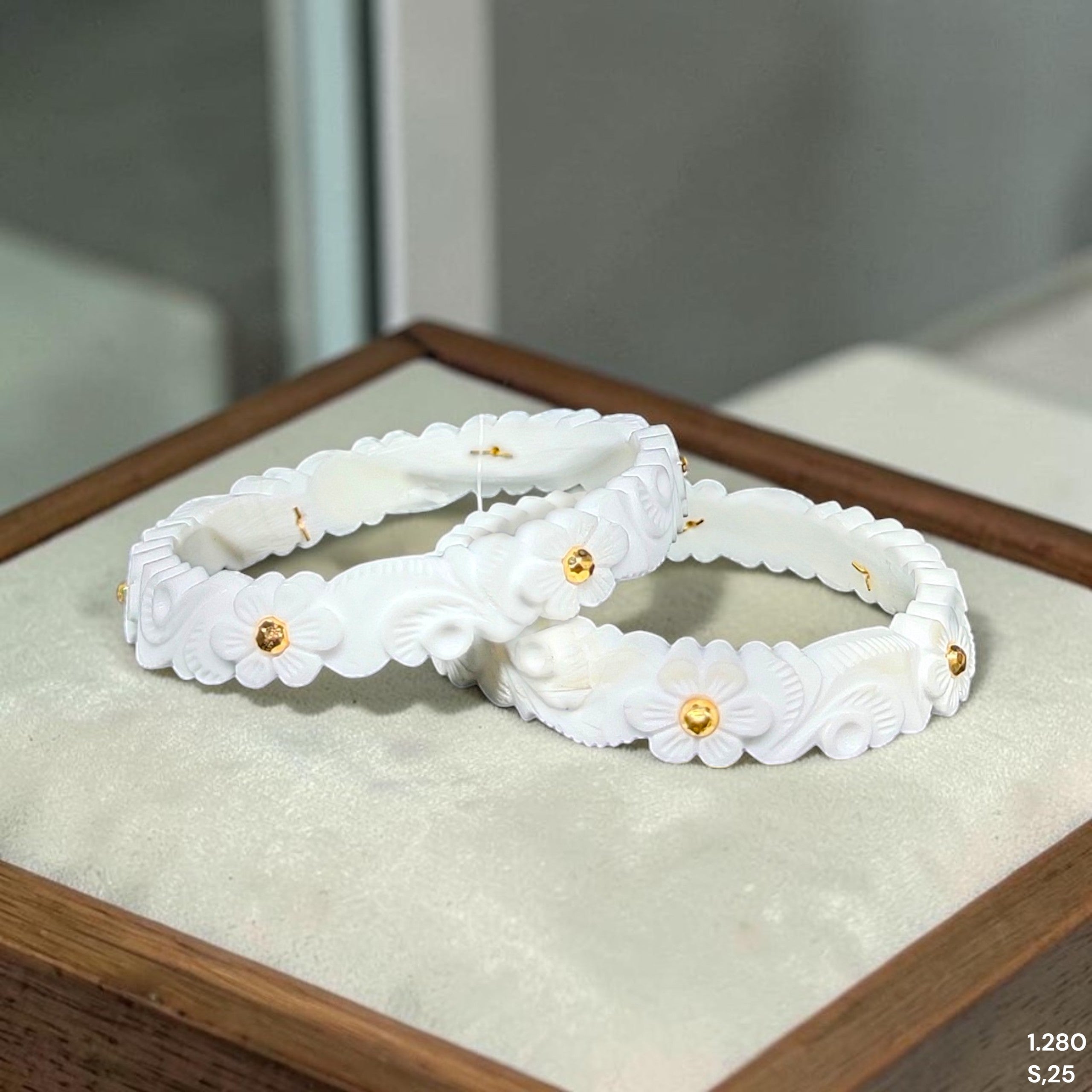 GSB22K- SIZE:25 (WGT: 1.280 GM APPROX) BIS CERTIFIED HUID HALLMARK 22KT GOLD SAKHA BADHANO 1 PAIR FOR WOMEN FOR REGULAR USE.