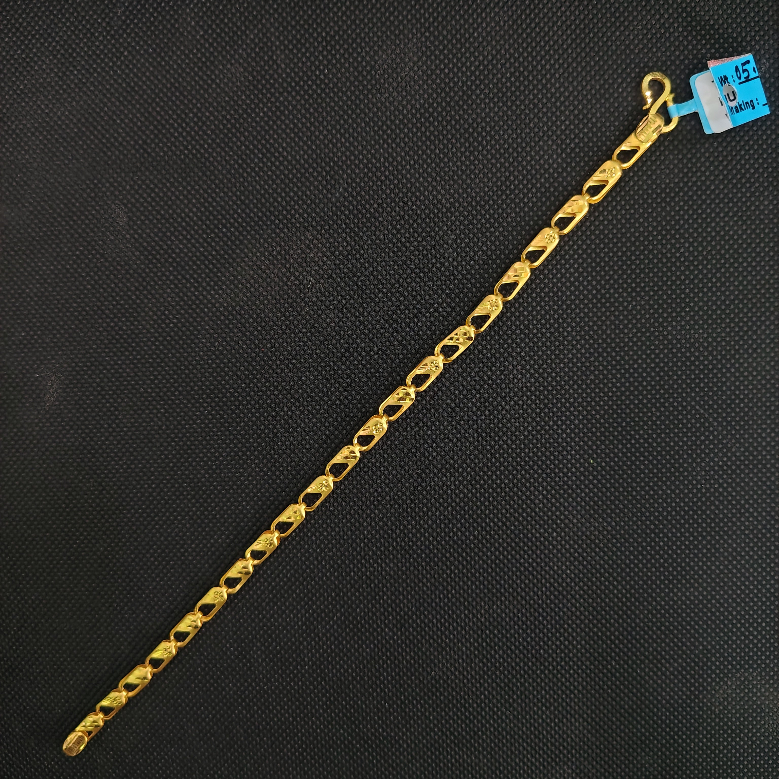 GOLD WRISTLET- 8" INCH WGT: 5.260 GM APPROX HUID HALLMARK 22KT GOLD WRISTLET 1 PIECE FOR MEN.