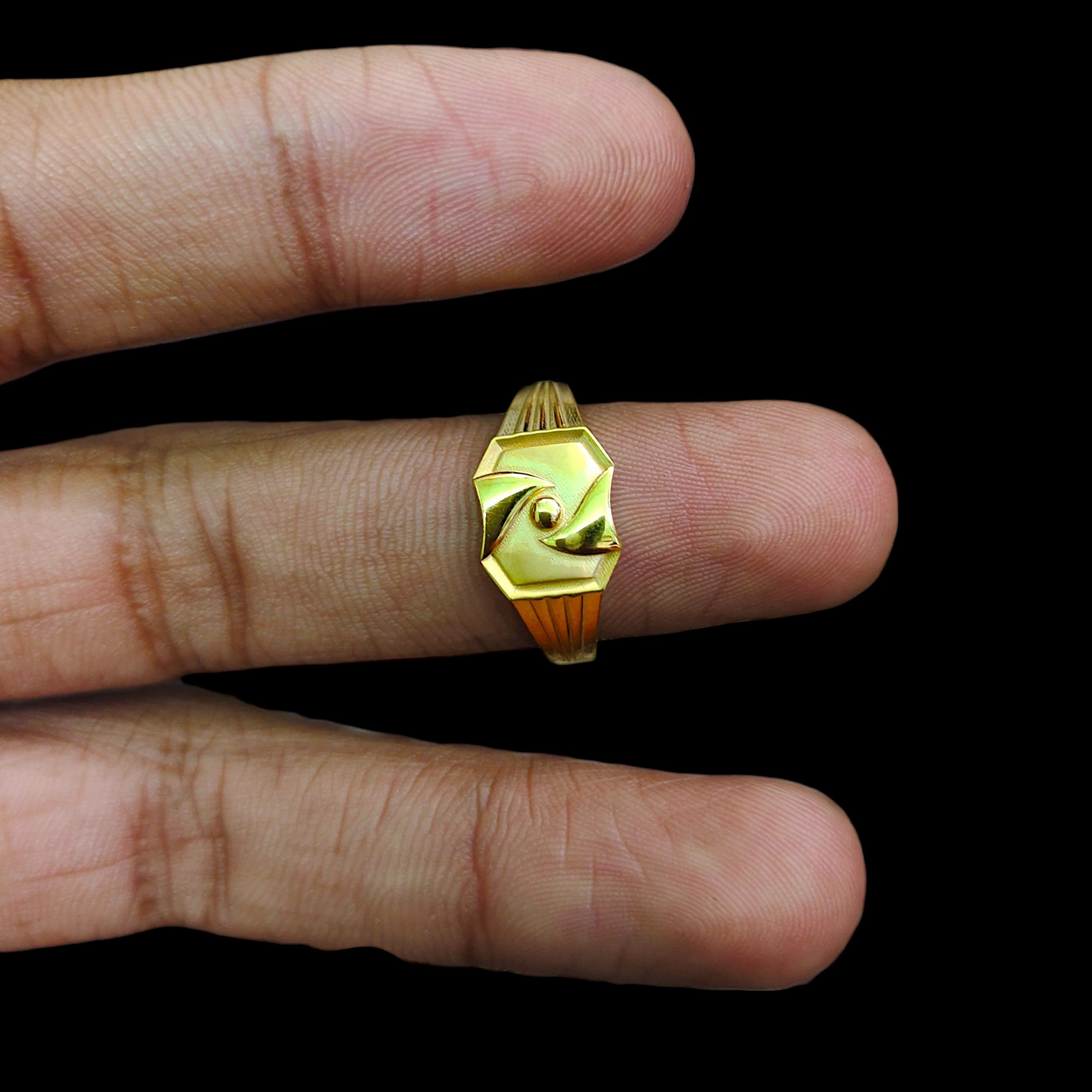 GENTS RING- TRJ (SIZE:21) WGT: 1.350 GM APPROX BIS CERTIFIED HUID HALLMARK 375 9KT GOLD FINGER RING FOR MEN 1 PIECE.