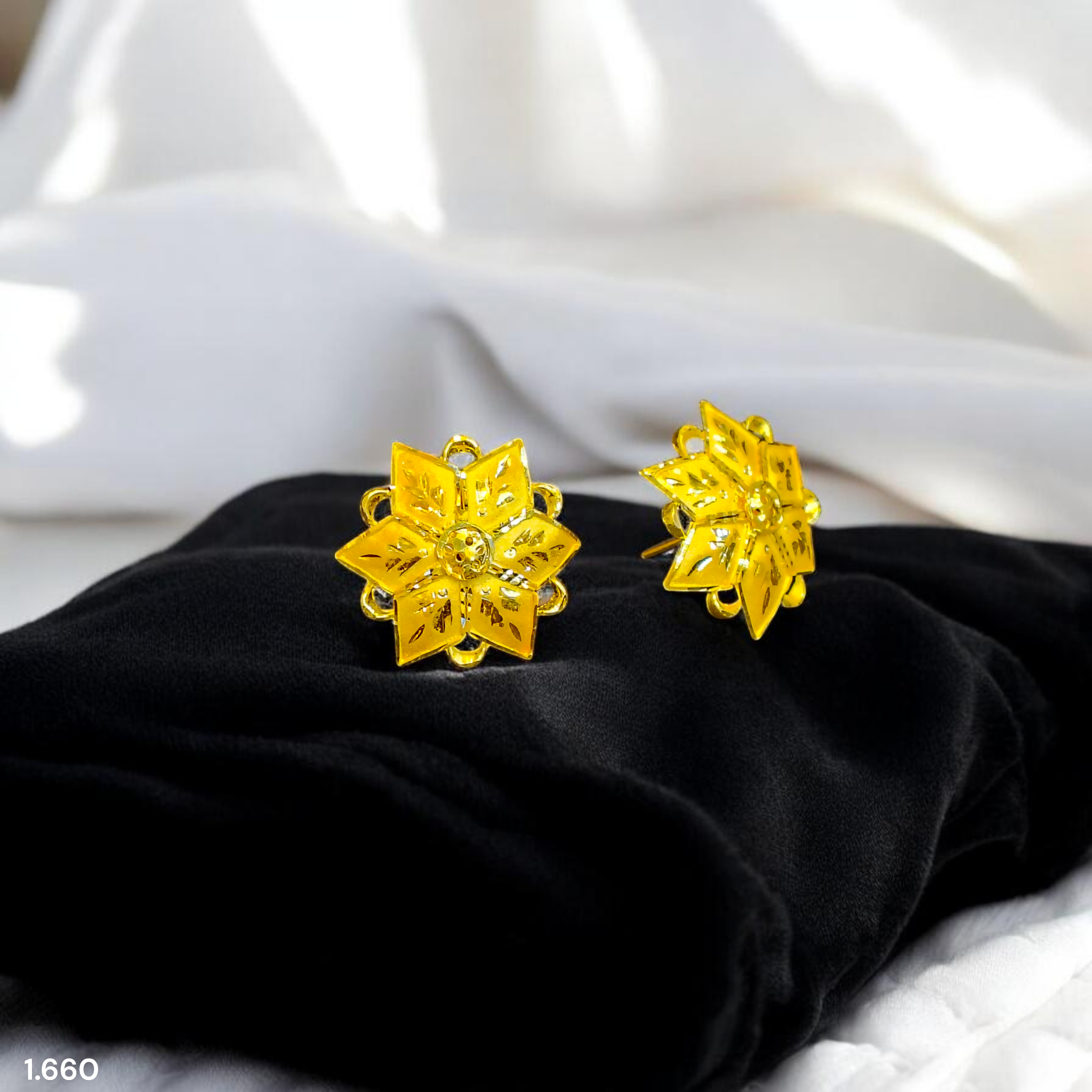 STUD EARRING- BIS CERTIFIED WGT: 1.660 GM APPROX HUID HALLMARK 916 22KT GOLD PASHA TOPS 1 PAIR FOR WOMEN.