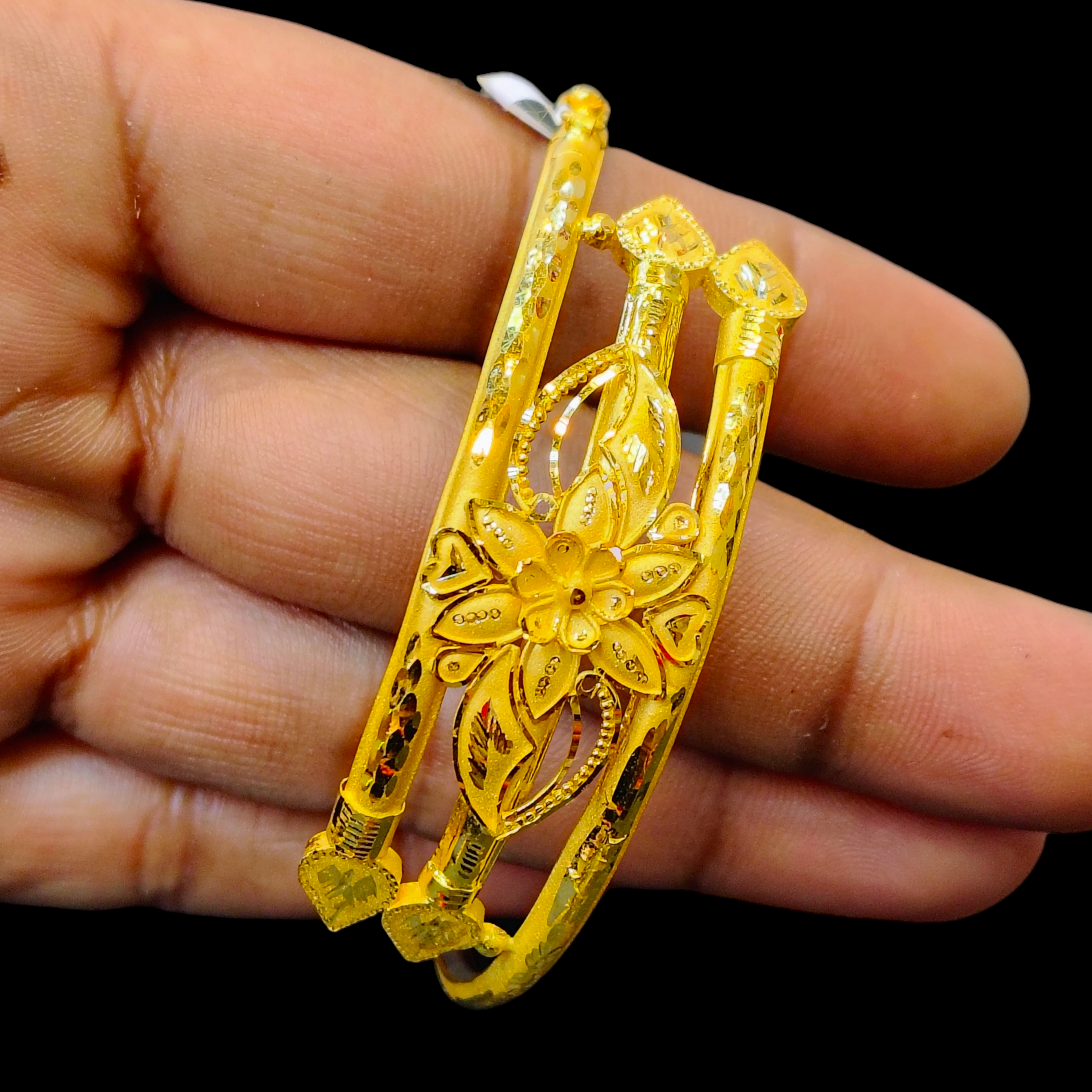 GOLD CHURI NOA- (SIZE: 25) WGT: 7.090 GM APPROX 22KT HUID HALLMARK GOLD NOA BANGLES 1 PIECE.