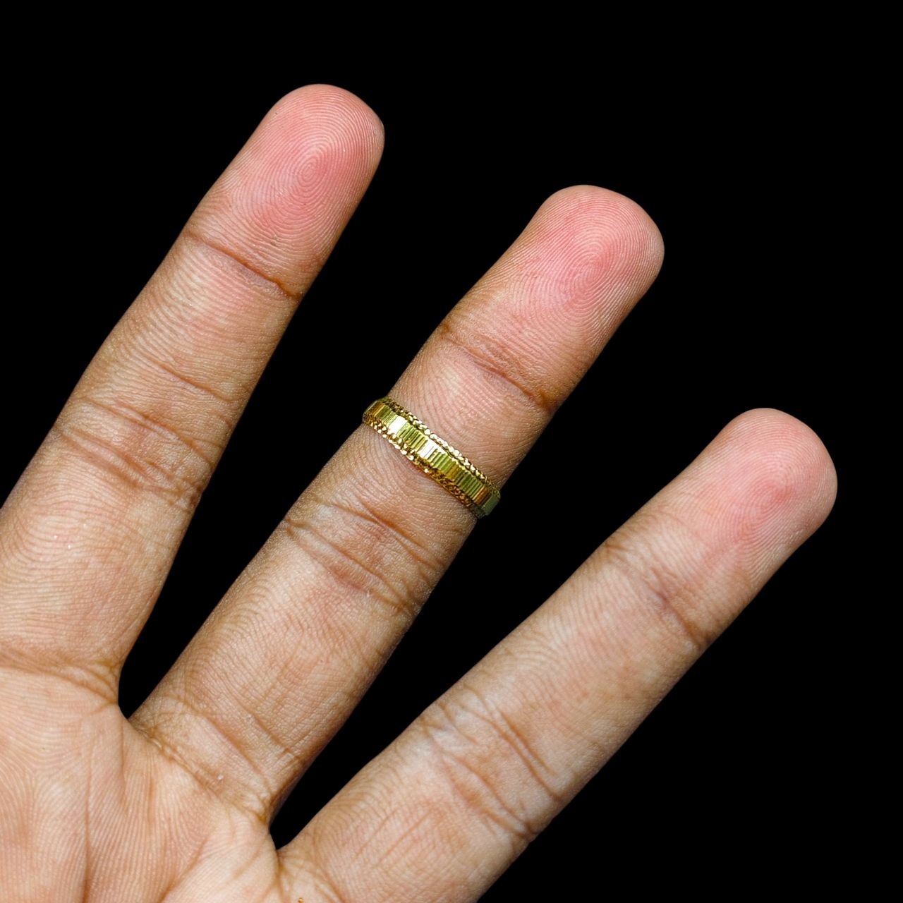 LADIES RING- (SIZE: 15) WGT: 0.680 GM APPROX BIS CERTIFIED HUID HALLMARK 9KT GOLD THUMB RING FOR UNISEX 1 PIECE.