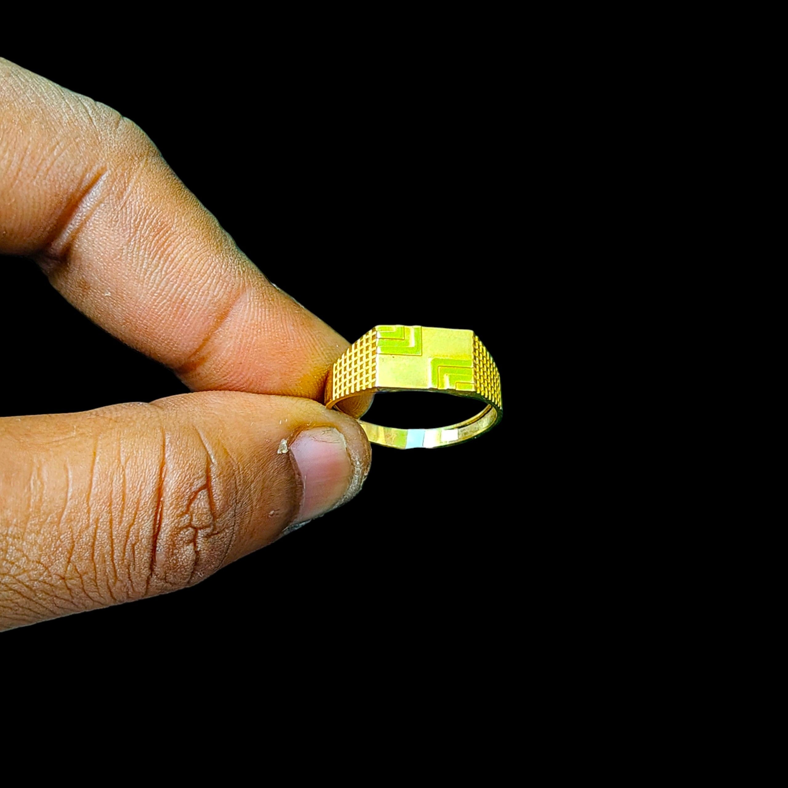 GENTS RING- TRJ (SIZE:21) WGT: 1.400 GM APPROX BIS CERTIFIED HUID HALLMARK 375 9KT GOLD FINGER RING FOR MEN 1 PIECE.