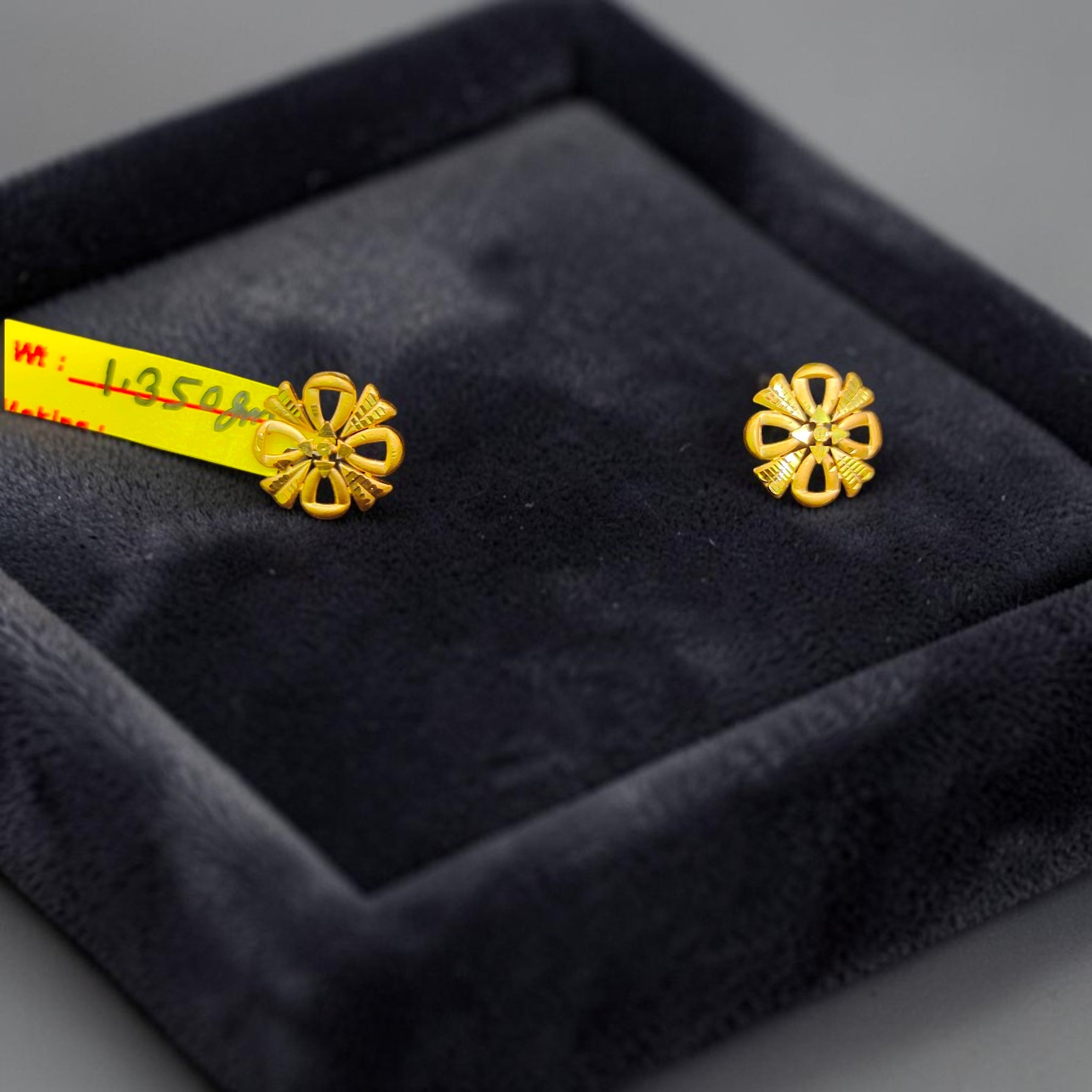 GOLD TOPS- BIS CERTIFIED (WGT: 1.350 GM APPROX) HUID HALLMARK 375 9KT GOLD TOPS 1 PAIR BEST FOR MARRIAGE GIFT.