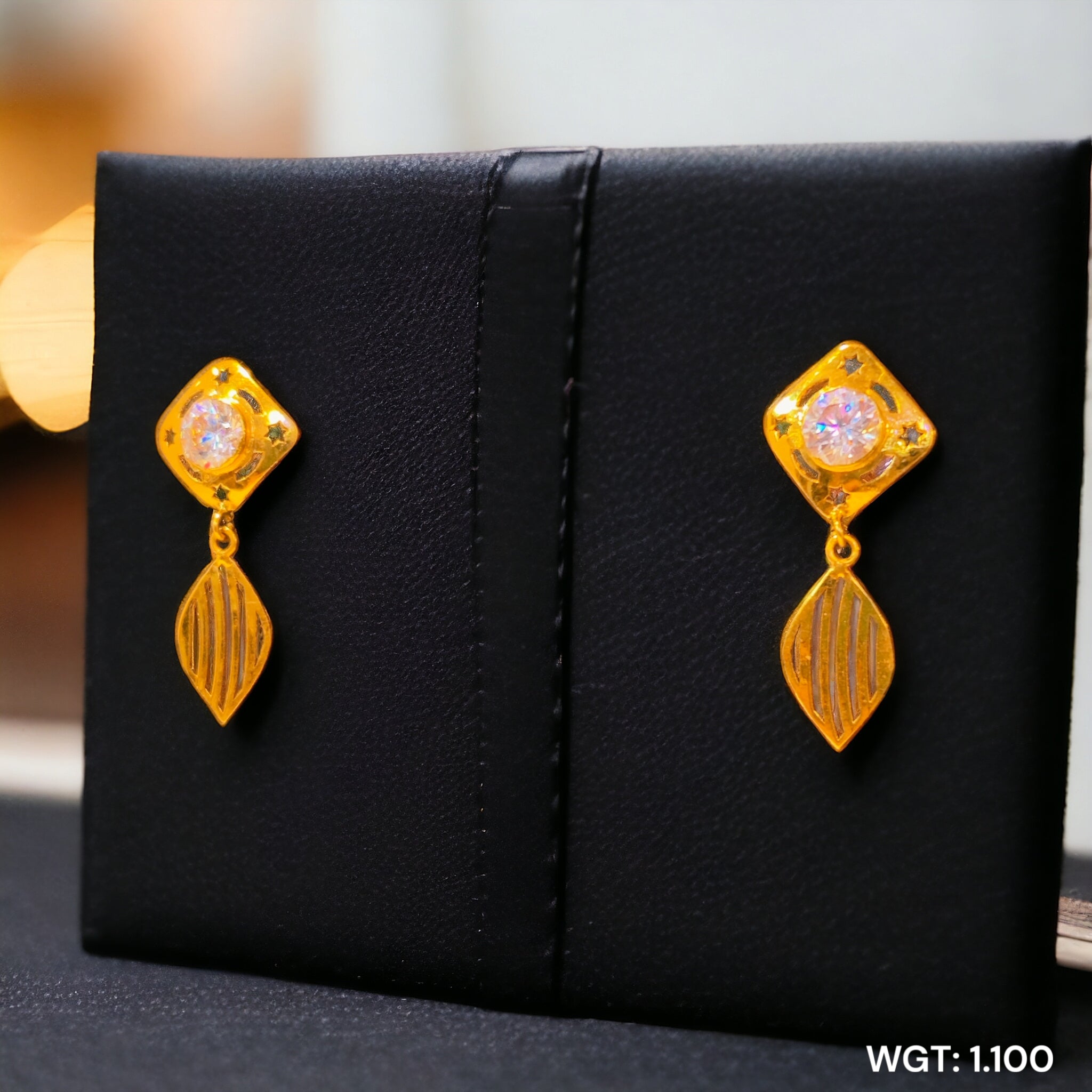 (GPT) RAJLAXMI (WGT: 1.100 GM APPROX) HALLMARK 18KT GOLD EAR TOPS STUD 1 PAIR FOR REGULAR USE.