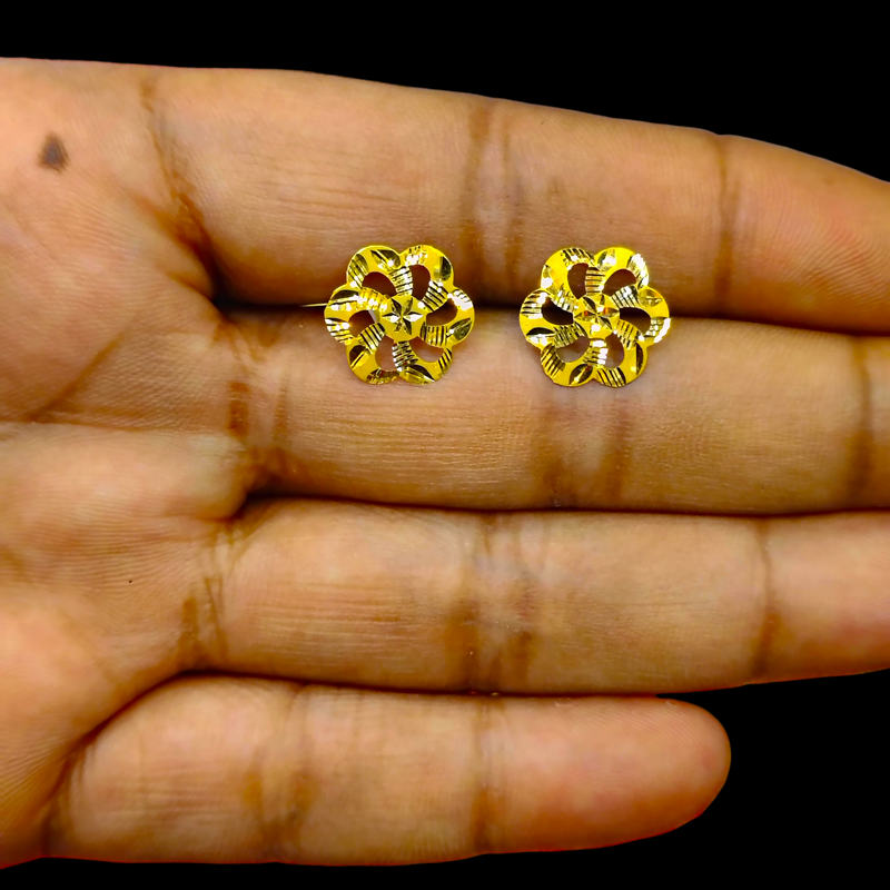 STUD EARRING- (WGT: 0.600 GM APPROX) HALLMARK 18KT GOLD EAR TOPS STUD 1 PAIR FOR REGULAR USE.