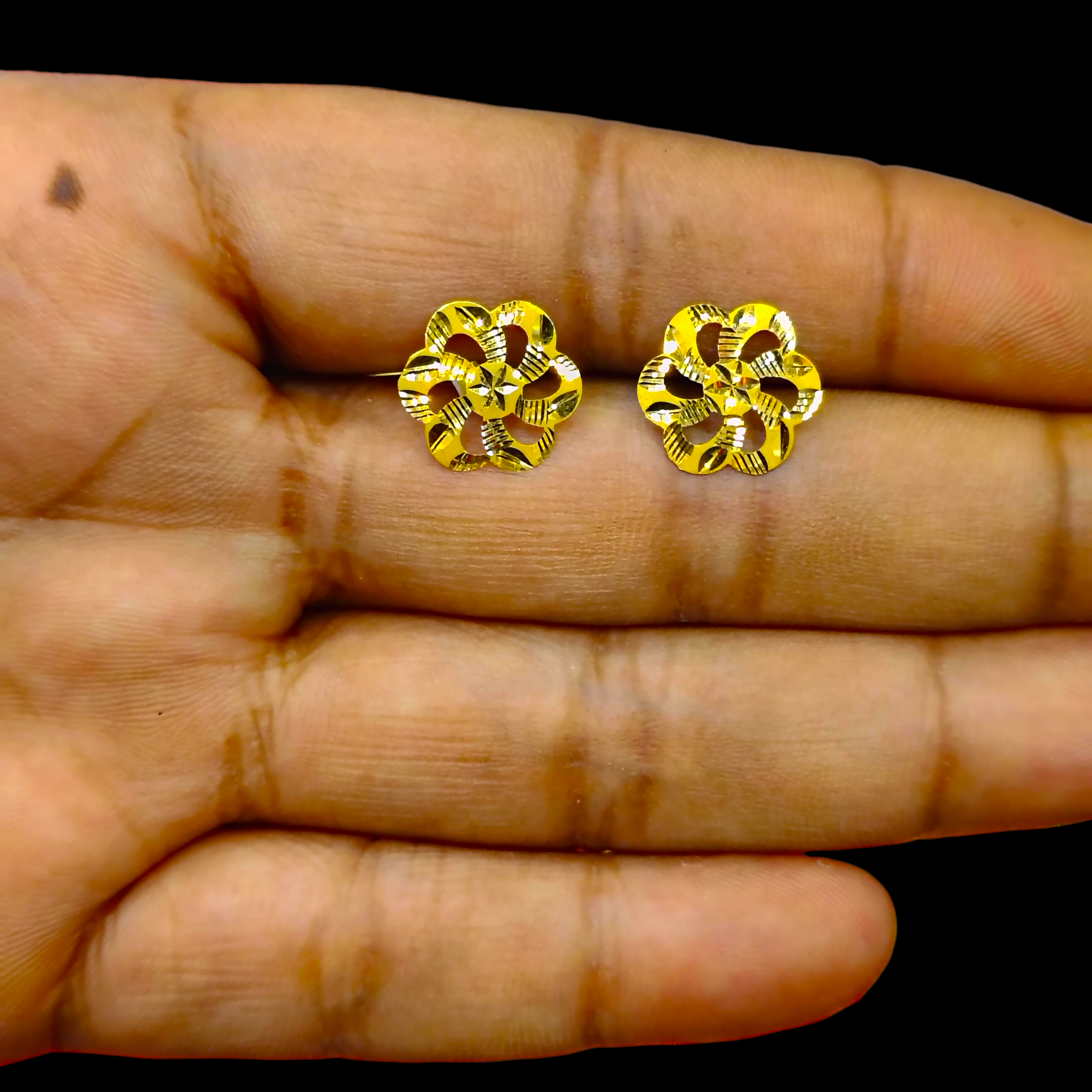 STUD EARRING- (WGT: 0.600 GM APPROX) HALLMARK 18KT GOLD EAR TOPS STUD 1 PAIR FOR REGULAR USE.