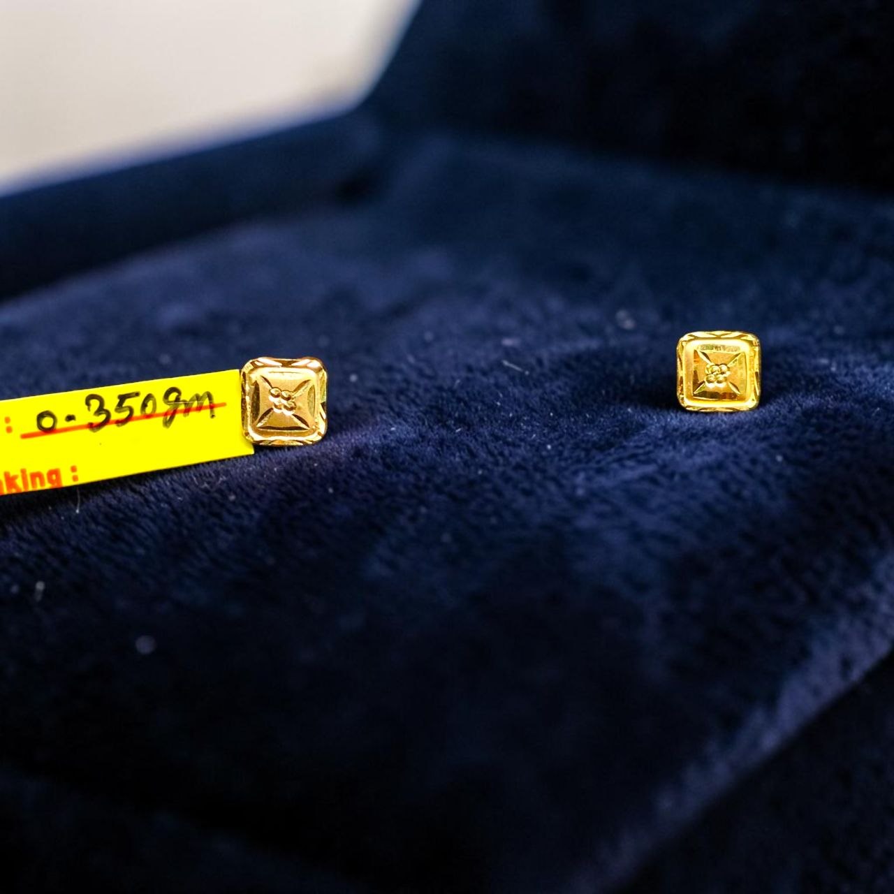 GOLD TOPS- BIS CERTIFIED (WGT: 0.350 GM APPROX) HUID HALLMARK 375 9KT GOLD TOPS 1 PAIR BEST FOR MARRIAGE GIFT.