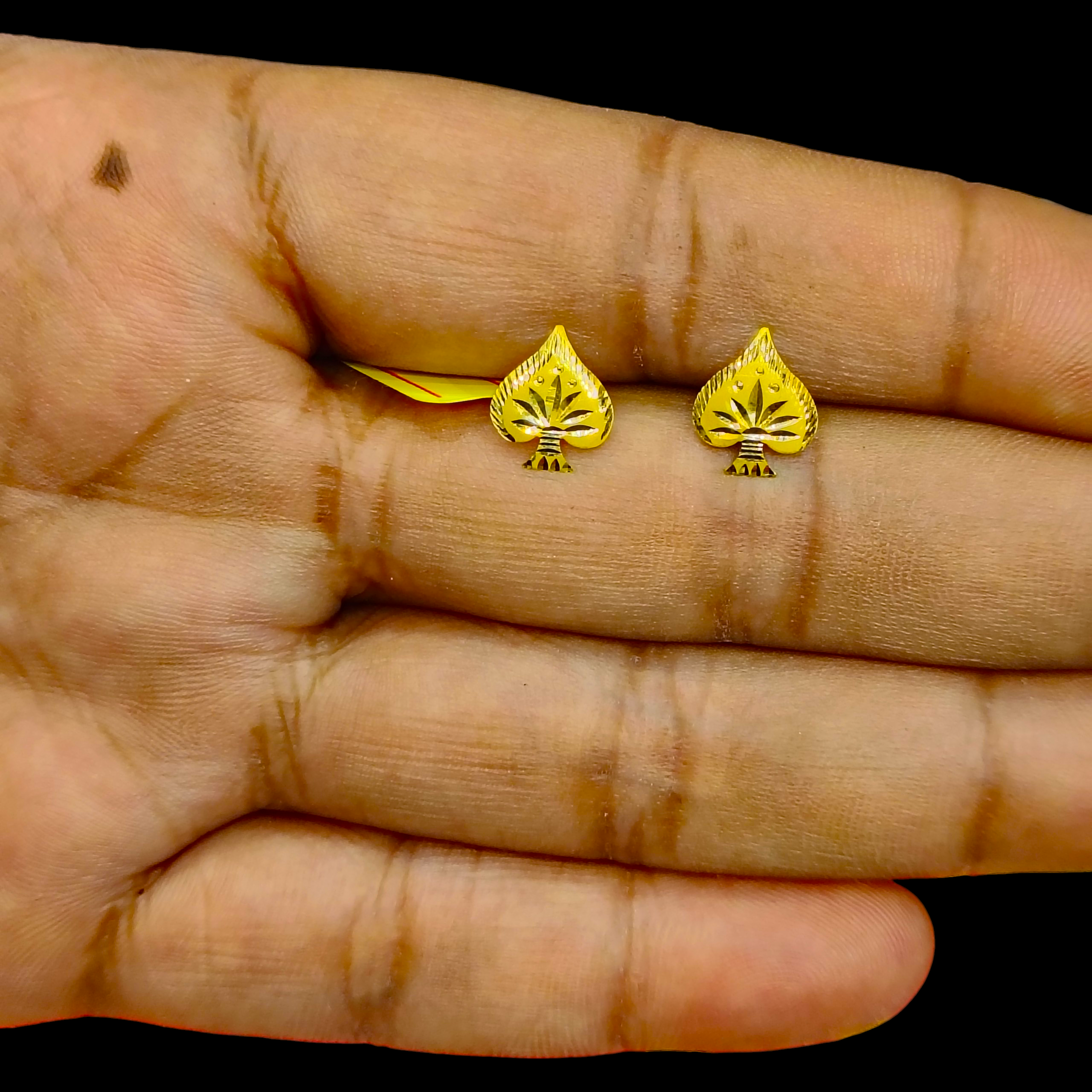 STUD EARRING- (WGT: 0.410 GM APPROX) HALLMARK 18KT GOLD EAR TOPS STUD 1 PAIR FOR REGULAR USE.