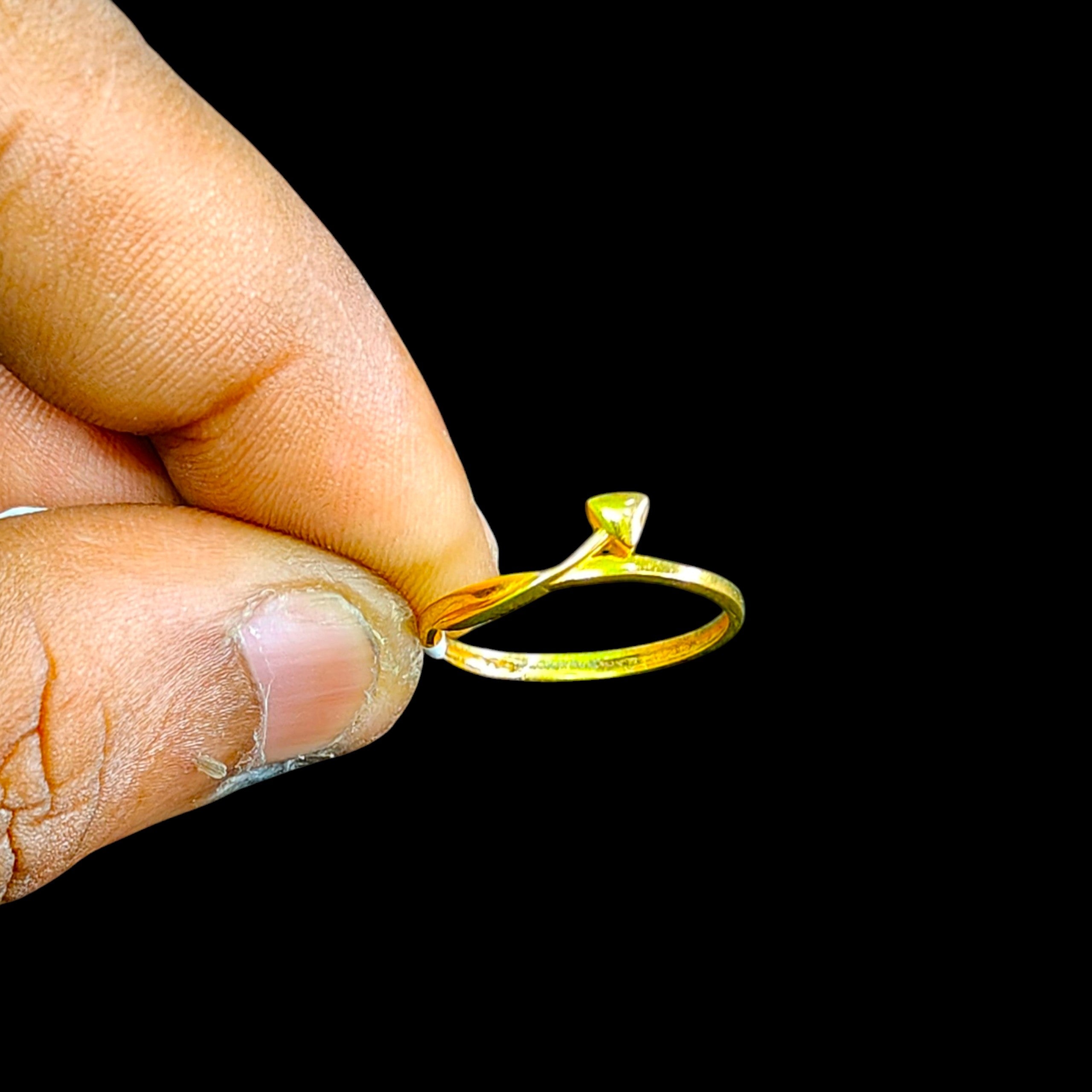 LADIES RING- (SIZE: 13) WGT: 0.800 GM APPROX BIS CERTIFIED HUID HALLMARK 9KT GOLD FINGER RING FOR WOMEN 1 PIECE FOR REGULAR USE.