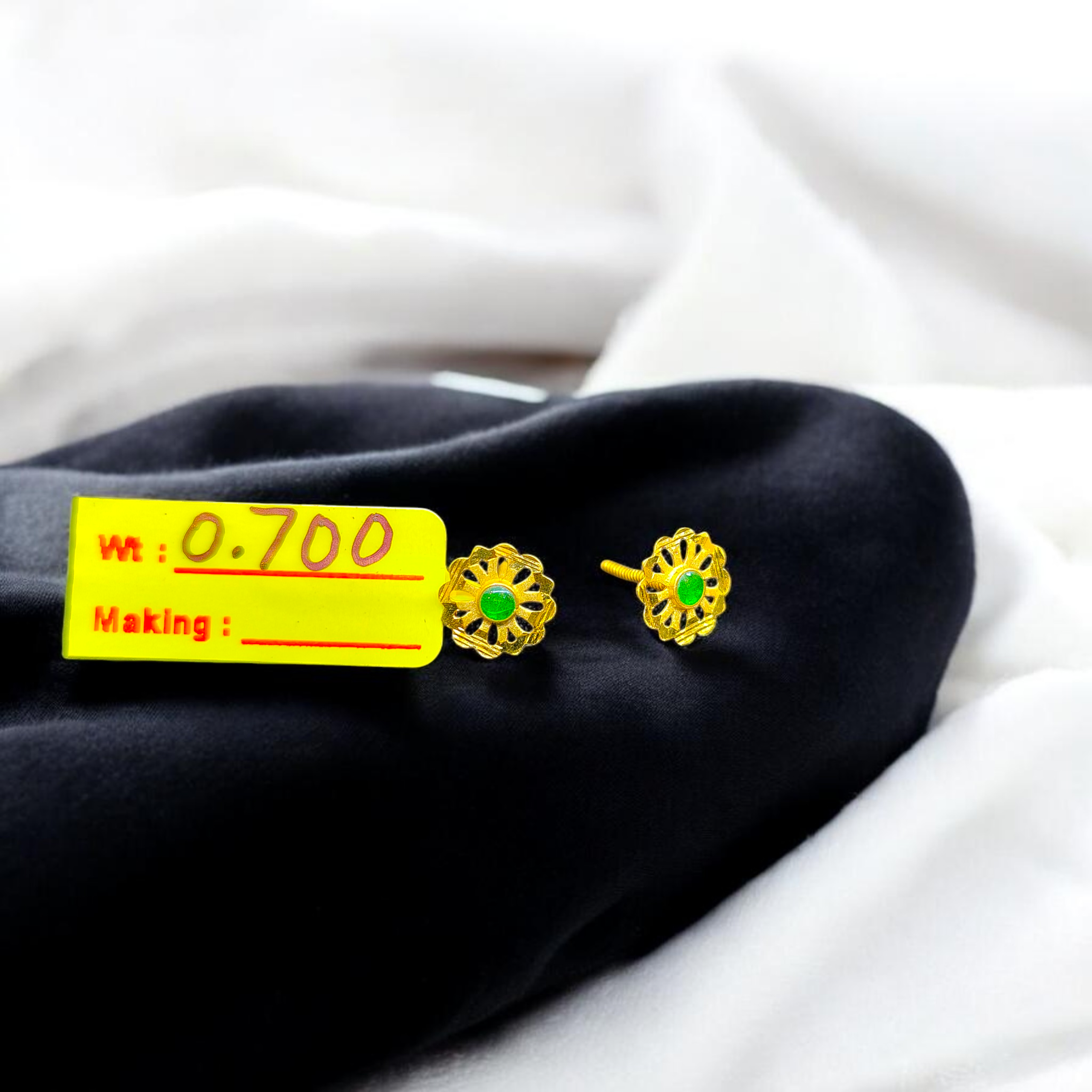 STUD EARRING- BIS CERTIFIED WGT: 0.700 GM APPROX HUID HALLMARK 916 22KT GOLD TOPS 1 PAIR FOR WOMEN.