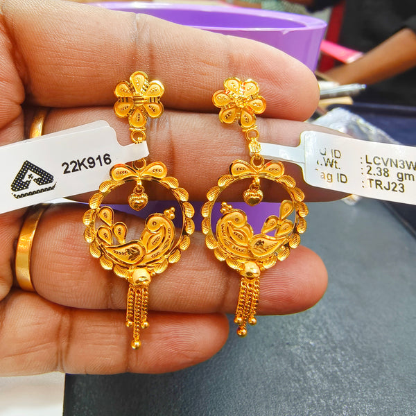 BIS CERTIFIED WGT: 4.770 GM APPROX HUID HALLMARK 916 22KT GOLD EARRINGS 1 PAIR FOR WOMEN.