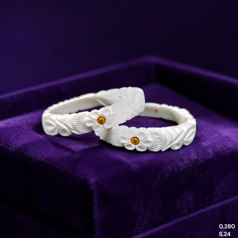 GSB9K- (QAN8KR)-(AE2NXX) (SIZE:24) (WGT: 0.280 GM APPROX) BIS CERTIFIED HUID HALLMARK 375 9KT GOLD SAKHA BADHANO 1 PAIR FOR WOMEN NOT FOR REGULAR USE.