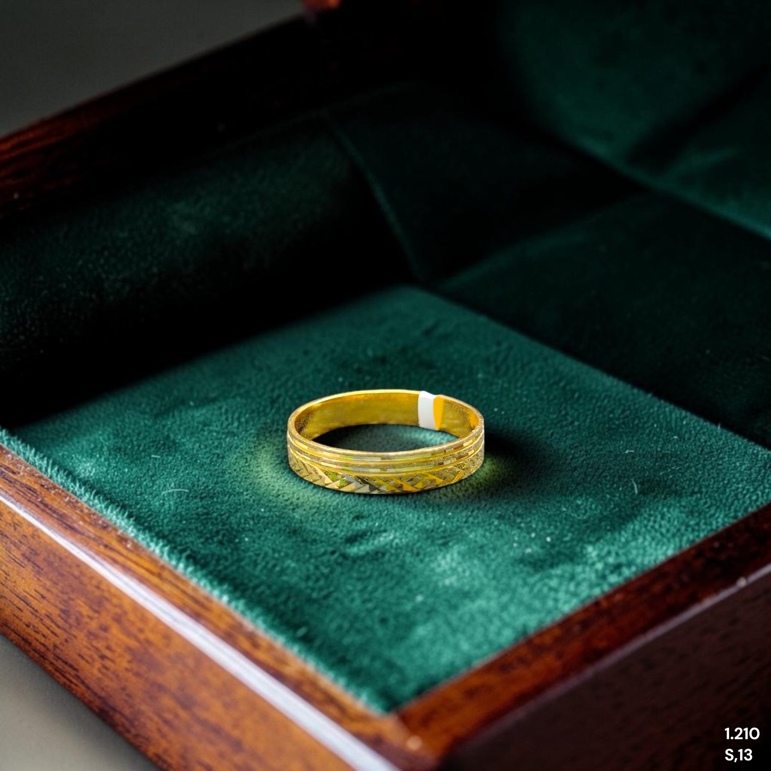 LADIES RING- (SIZE: 13) WGT: 1.210 GM APPROX BIS CERTIFIED HUID HALLMARK 9KT GOLD THUMB RING FOR UNISEX 1 PIECE.